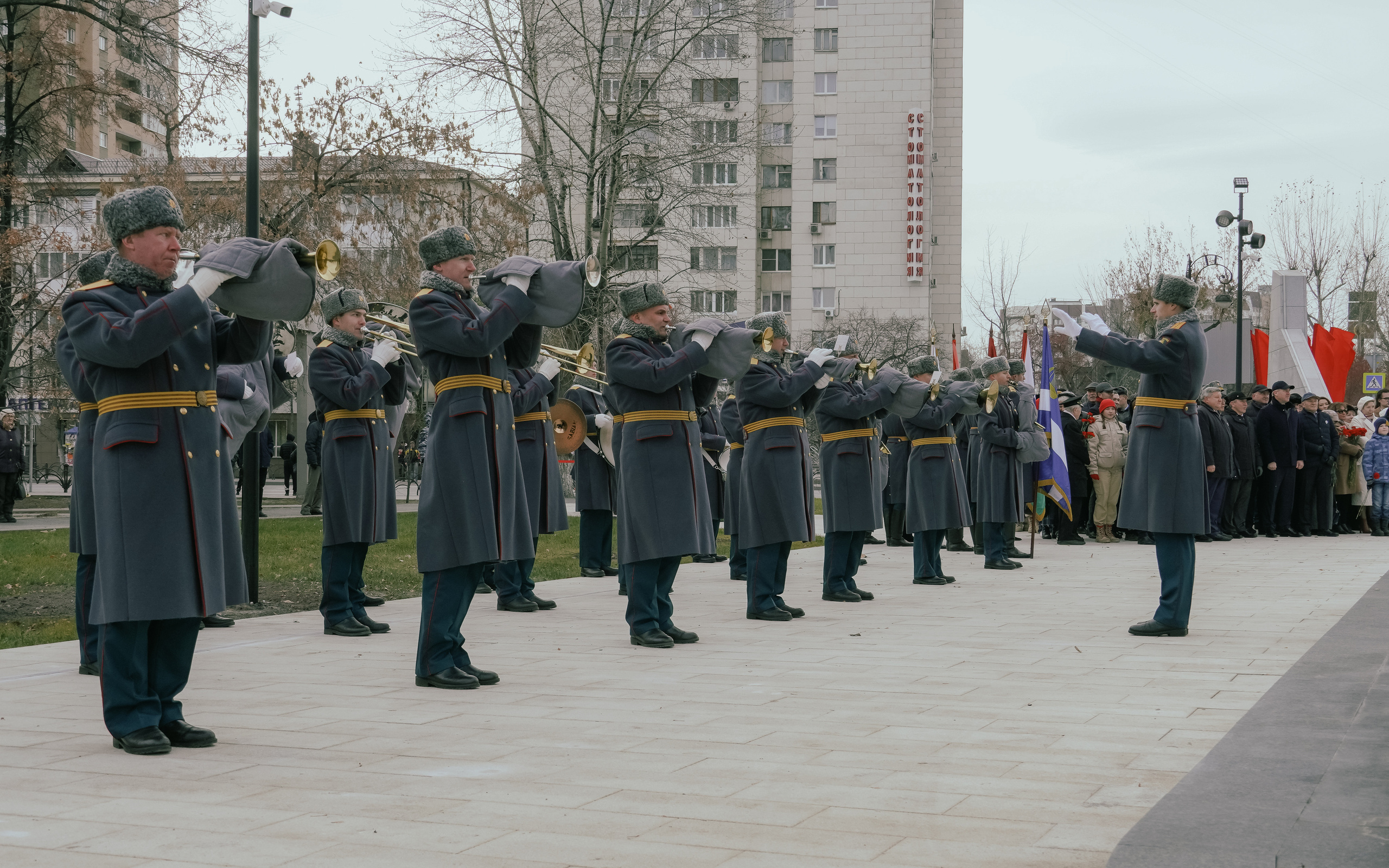 В центре Тюмени открыли стелу «Город трудовой доблести»