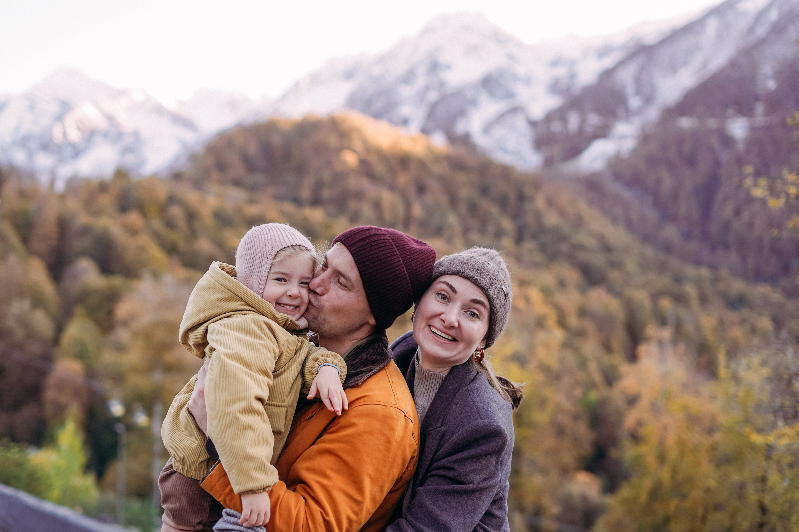Алексей, Анна и Валентина в Горной Олимпийской деревне. Фотограф в Сочи и Абхазии | Фототуры | September Air