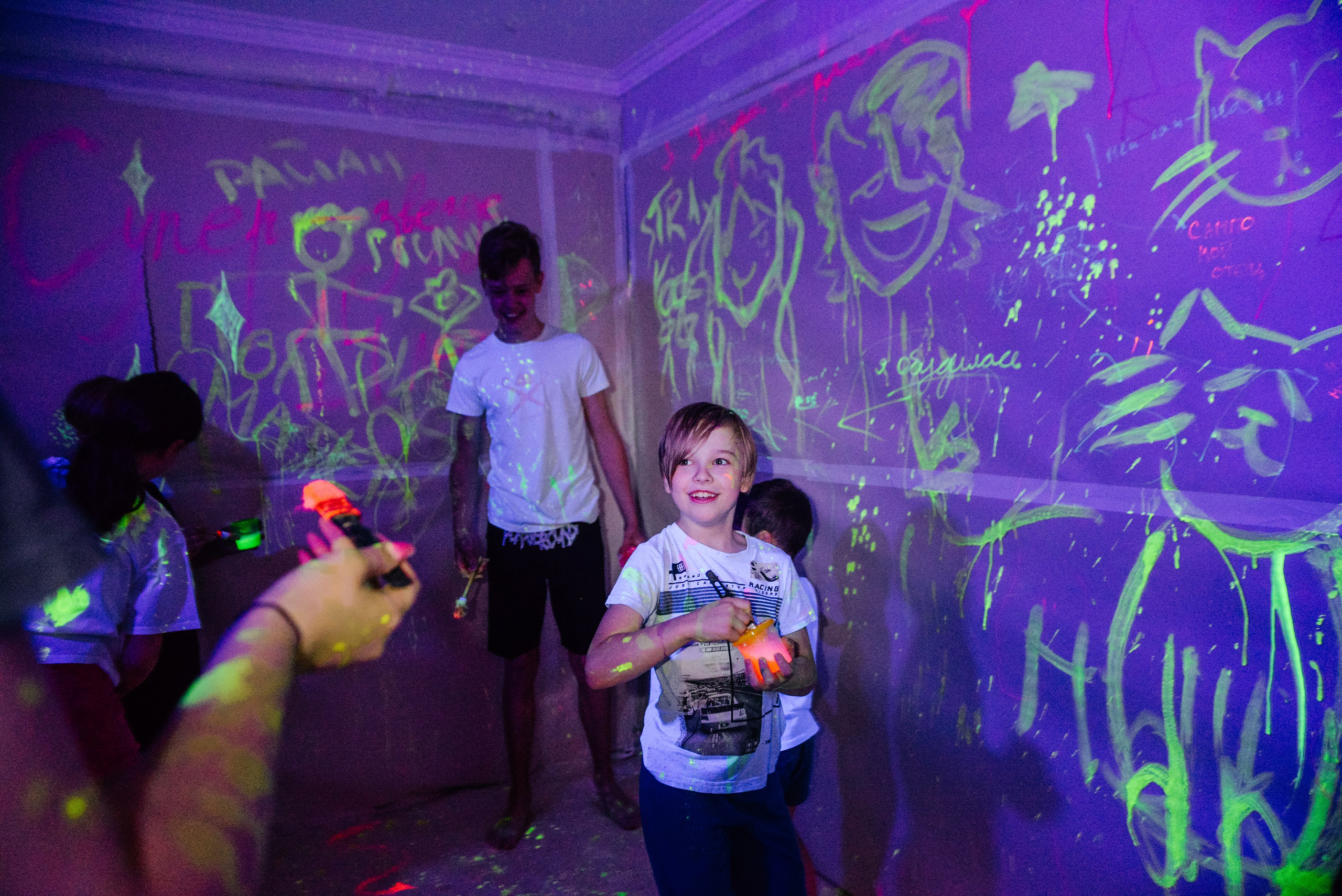 Неоновые краски домодедово.Яркий день рождения для ребенка.Праздник под ключ. Детский лофт. Студия красок бифан.