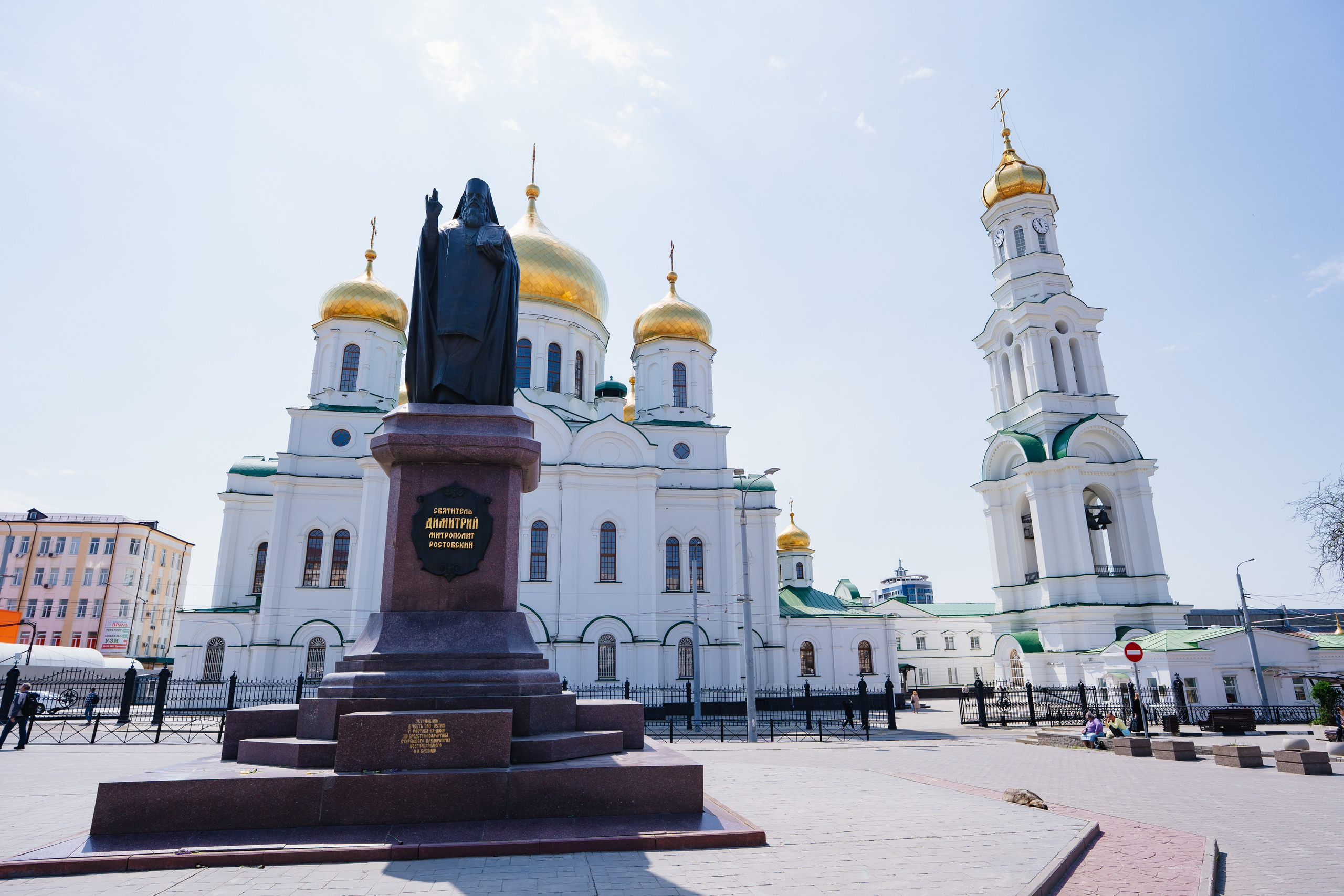 Кафедральный собор Рождества Пресвятой Богородицы в Ростове-на-Дону — один из главных православных храмов города и известная архитектурная достопримечательность юга России. Историческое здание с золотыми куполами и колокольней в центре Ростова-на-Дону 9.05.2026, фотограф Андрей Сайфутдинов