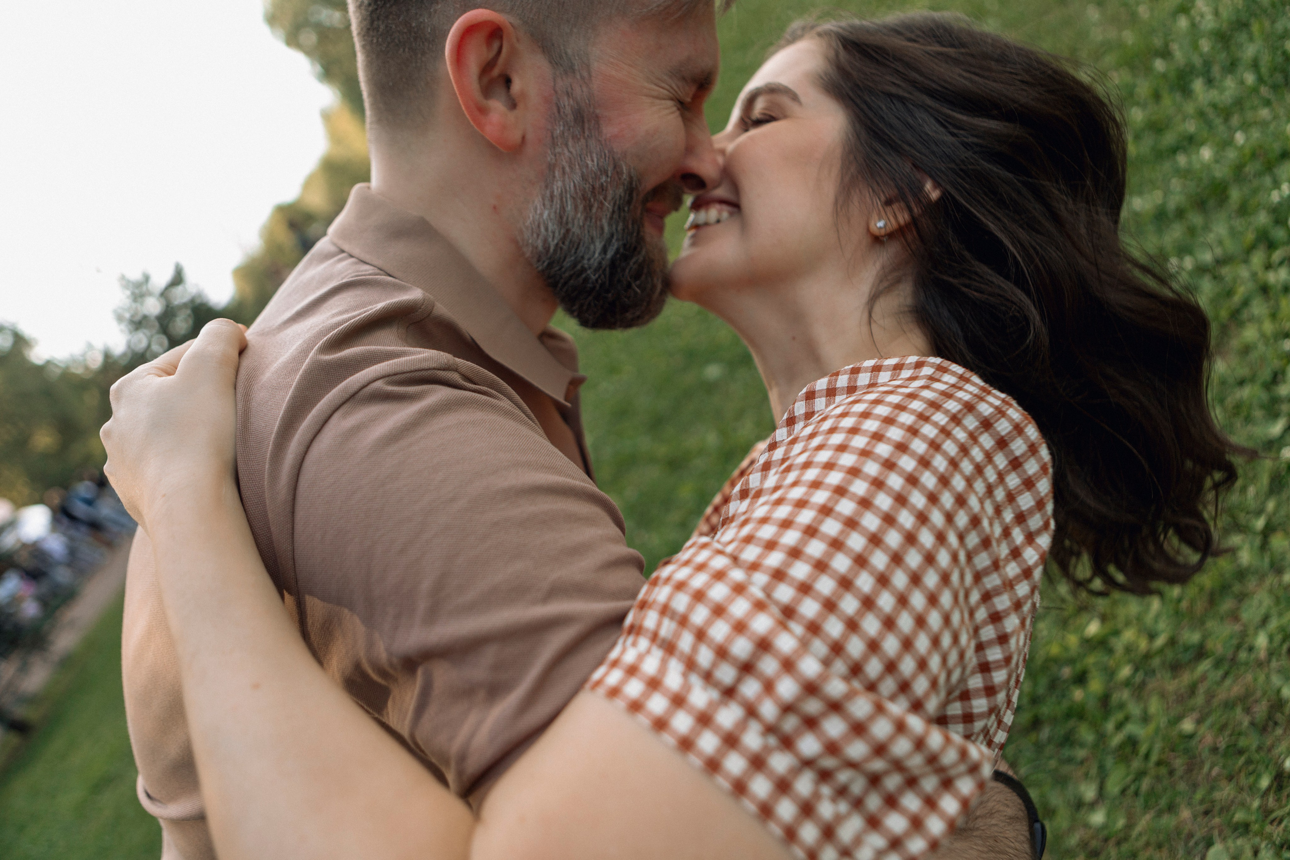 Закат и любовь: пара обнимается на пледе, лавстори фотосъёмка в Москве