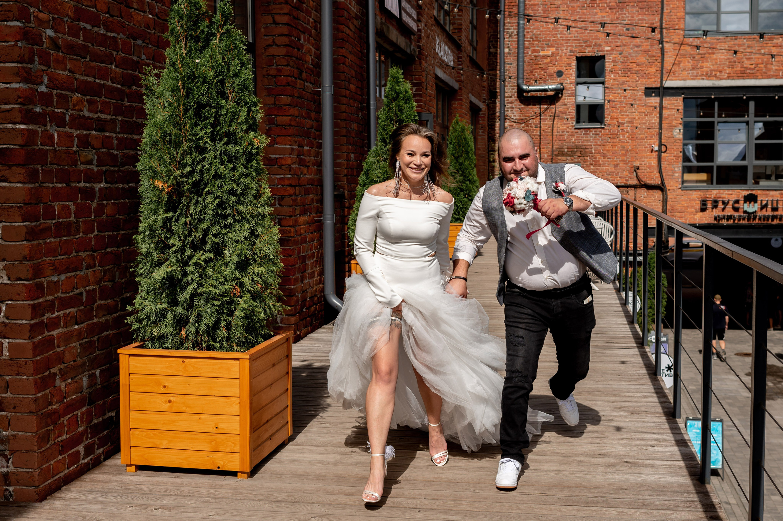 Экстравагантная свадебная фотосессия Светланы и Славы по нетрадиционным и оригинальным местам для свадебной прогулки в Санкт-Петербурге. Портретный, семейный и свадебный фотограф в Санкт-Петербурге и в Пушкине Ширяев Денис