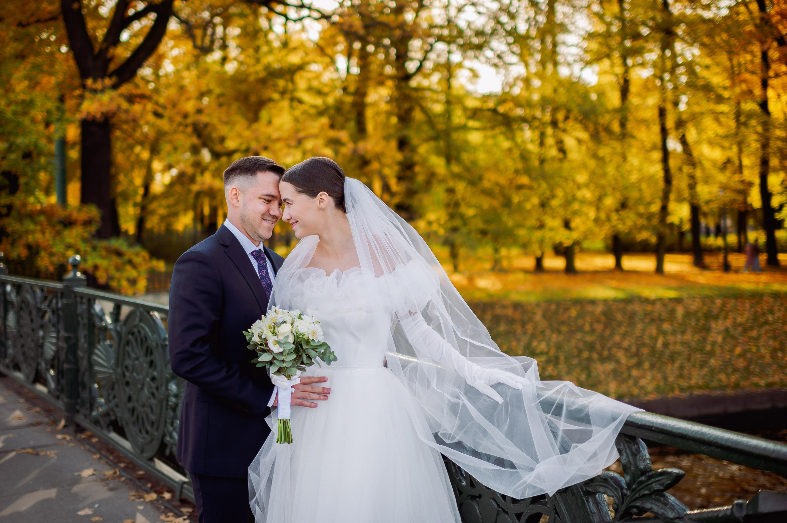 Осенняя великолепная свадебная прогулка жениха и невесты в октябре в Санкт-Петербурге в Михайловском парке и у Атлантов на Миллионной улице. Портретный, семейный и свадебный фотограф в Санкт-Петербурге и в Пушкине Ширяев Денис