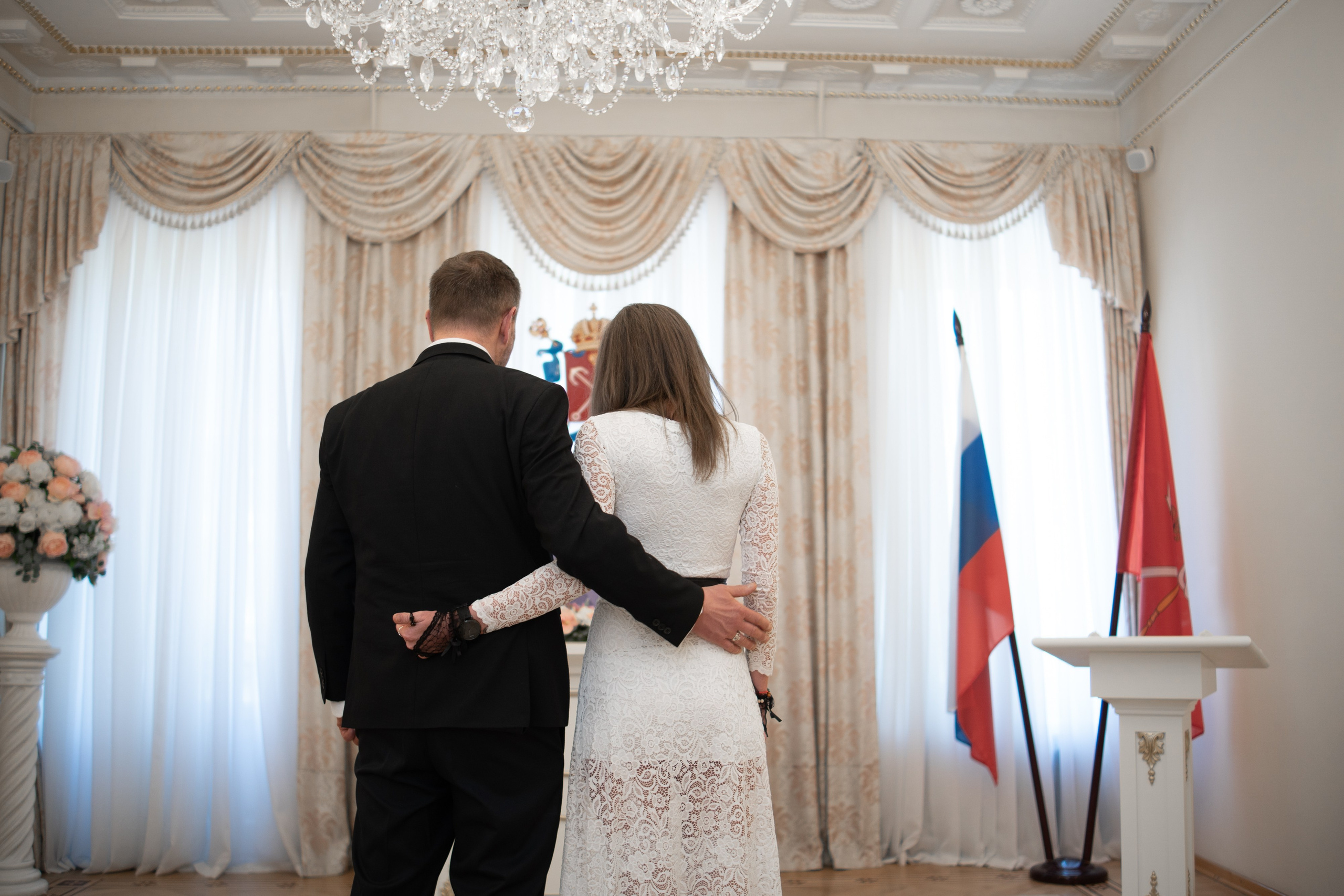 Свадебные фотосессии во дворцах и ЗАГСах Санкт- Петербурга. Свадебный фотограф Александр Невский в Санкт-Петербурге
