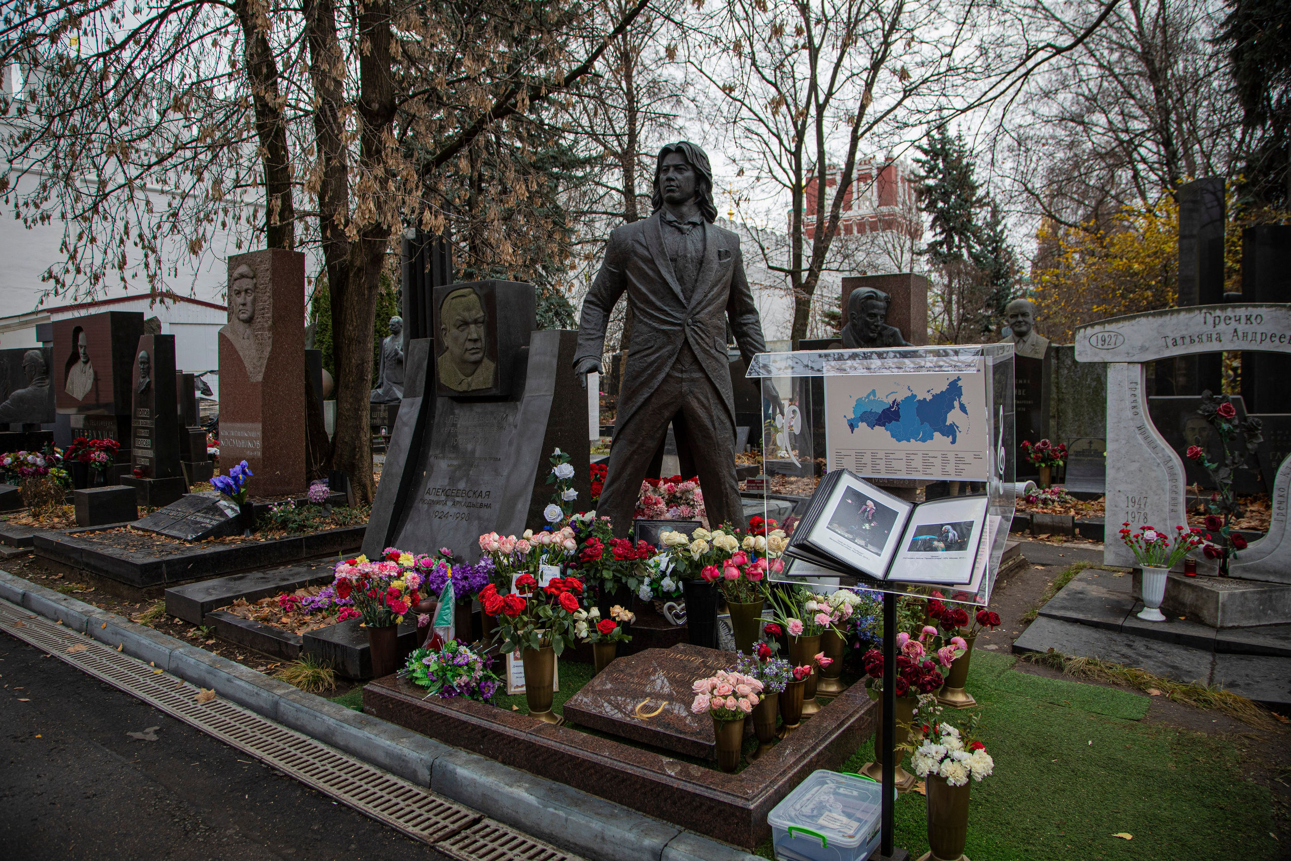 Осенняя прогулка по Новодевичьему кладбищу. Фотограф Сергей Ловкий