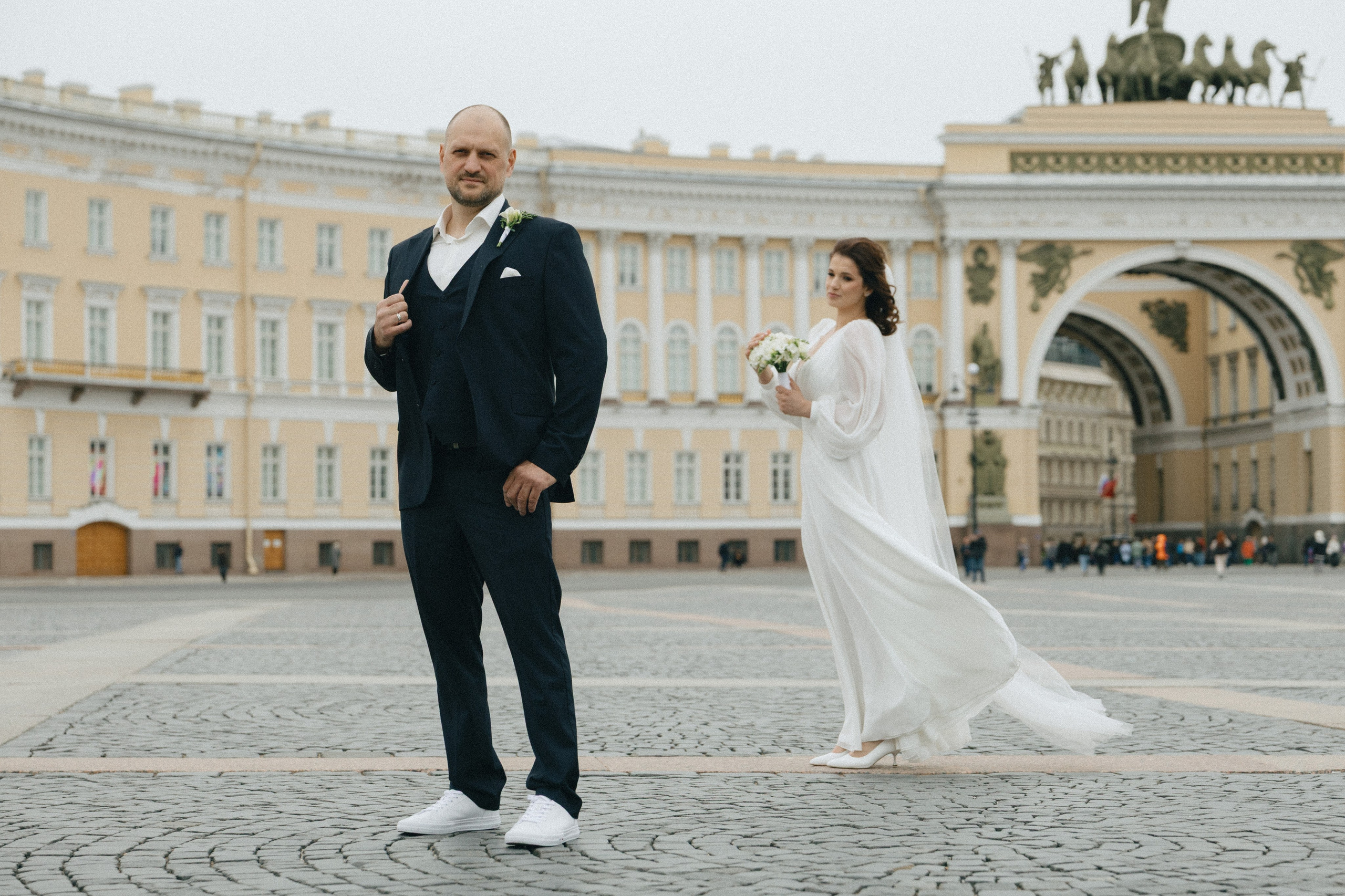 Свадебное фото на Дворцовой площади у арки Главного штаба, фотограф на свадьбу СПб.