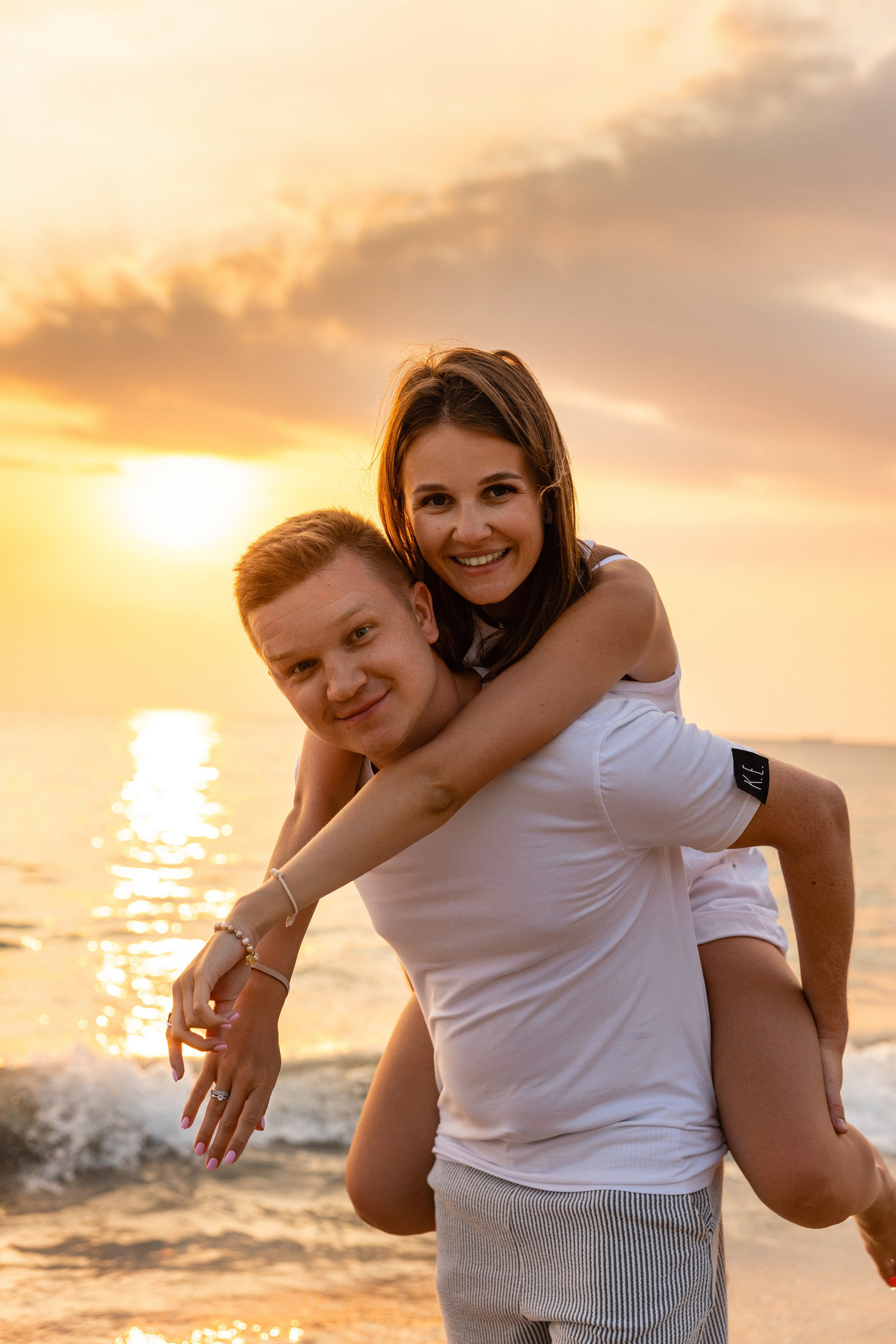 Love Story на Пхукете: фотосессия для пары на пляже Карон. Фотограф на Пхукете в Таиланде