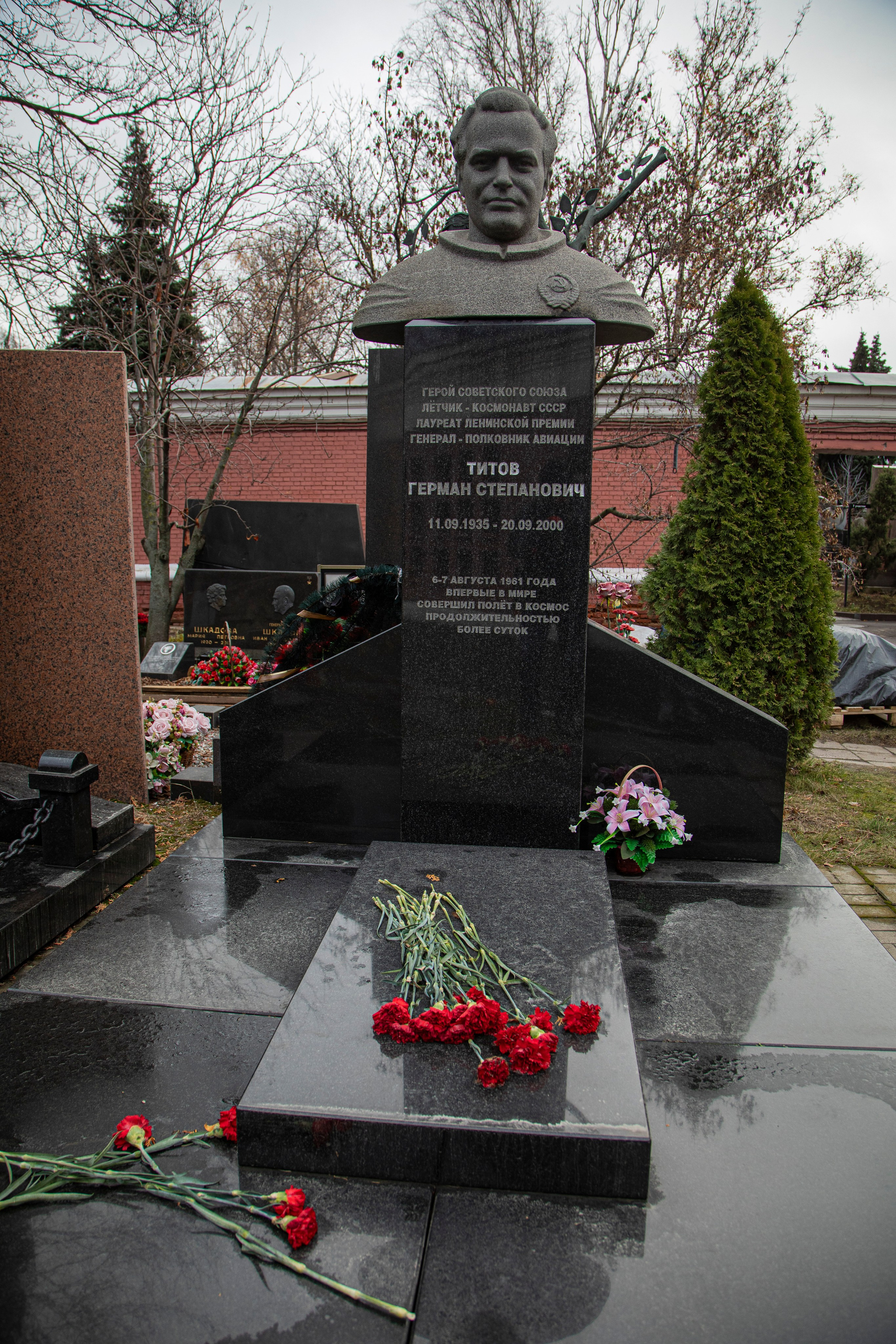 Осенняя прогулка по Новодевичьему кладбищу. Фотограф Сергей Ловкий