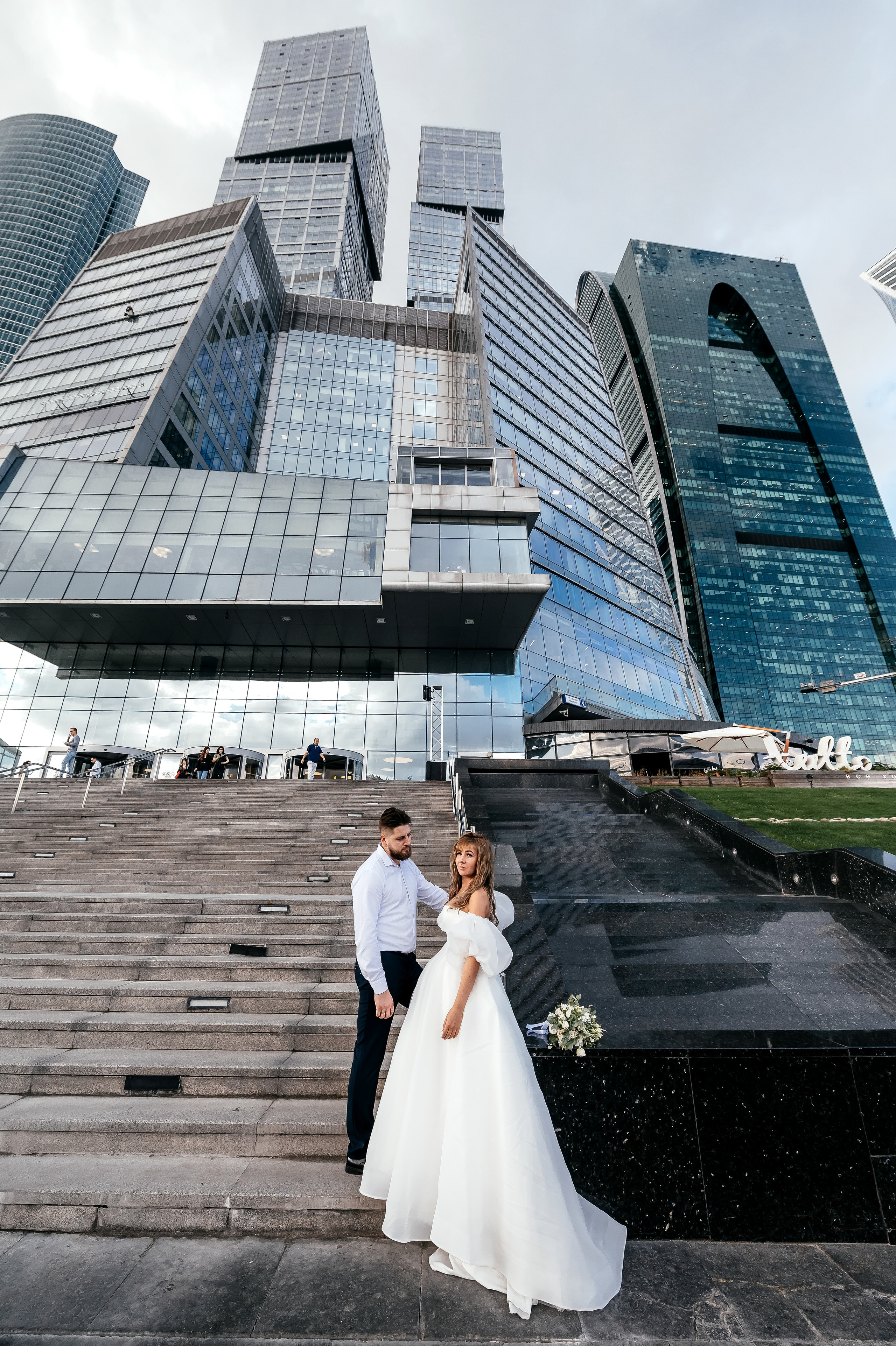 Такая стильная свадьба в Москве. Локации: завод Арма и Моска-сити. Свадебный и семейный фотограф Виктория Носачёва. Щелково, Москва и МО