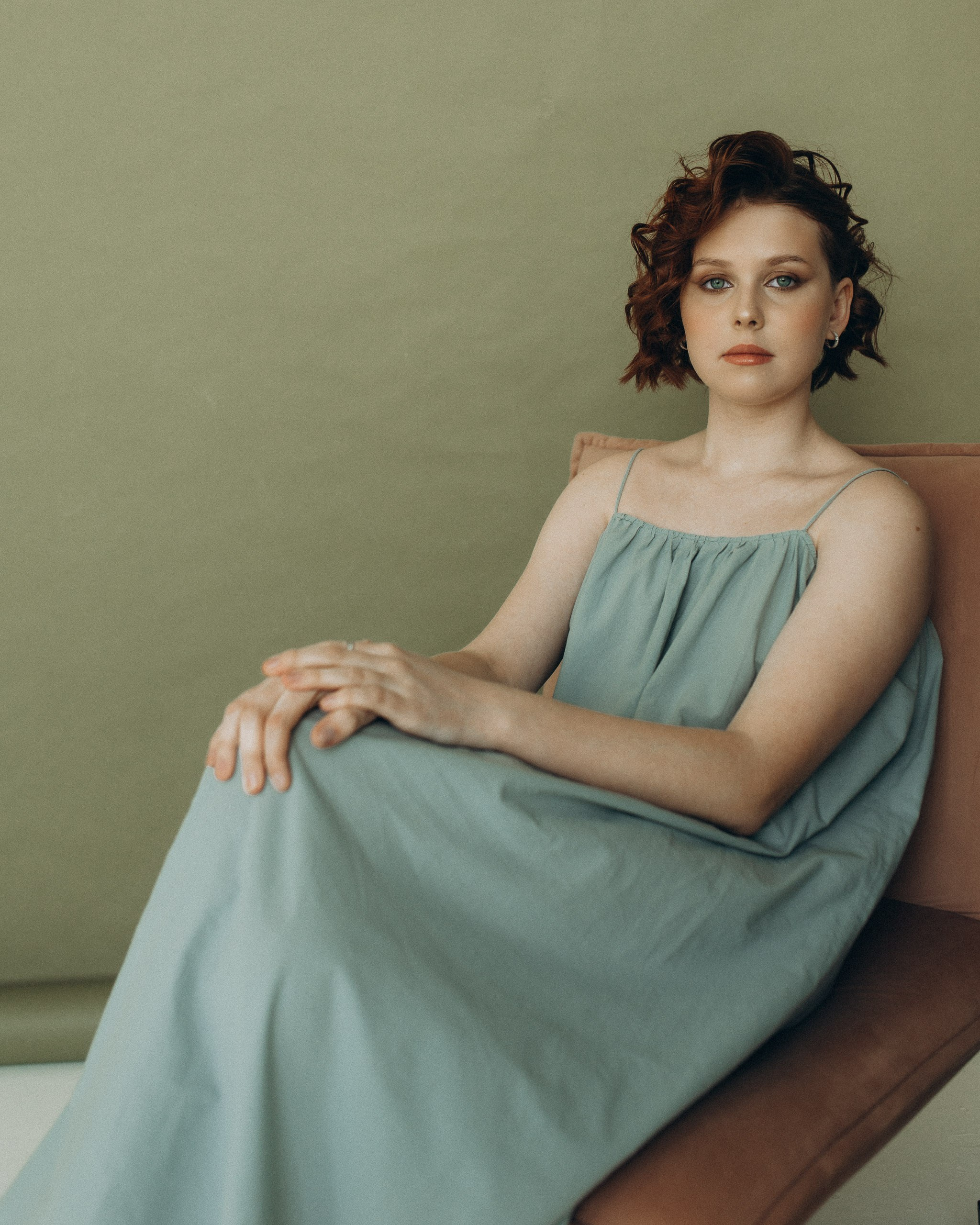 Художественный портрет в низком ключе. Подростковая фотосессия: работа с жёстким светом и тенями. Фотограф Василий Дан