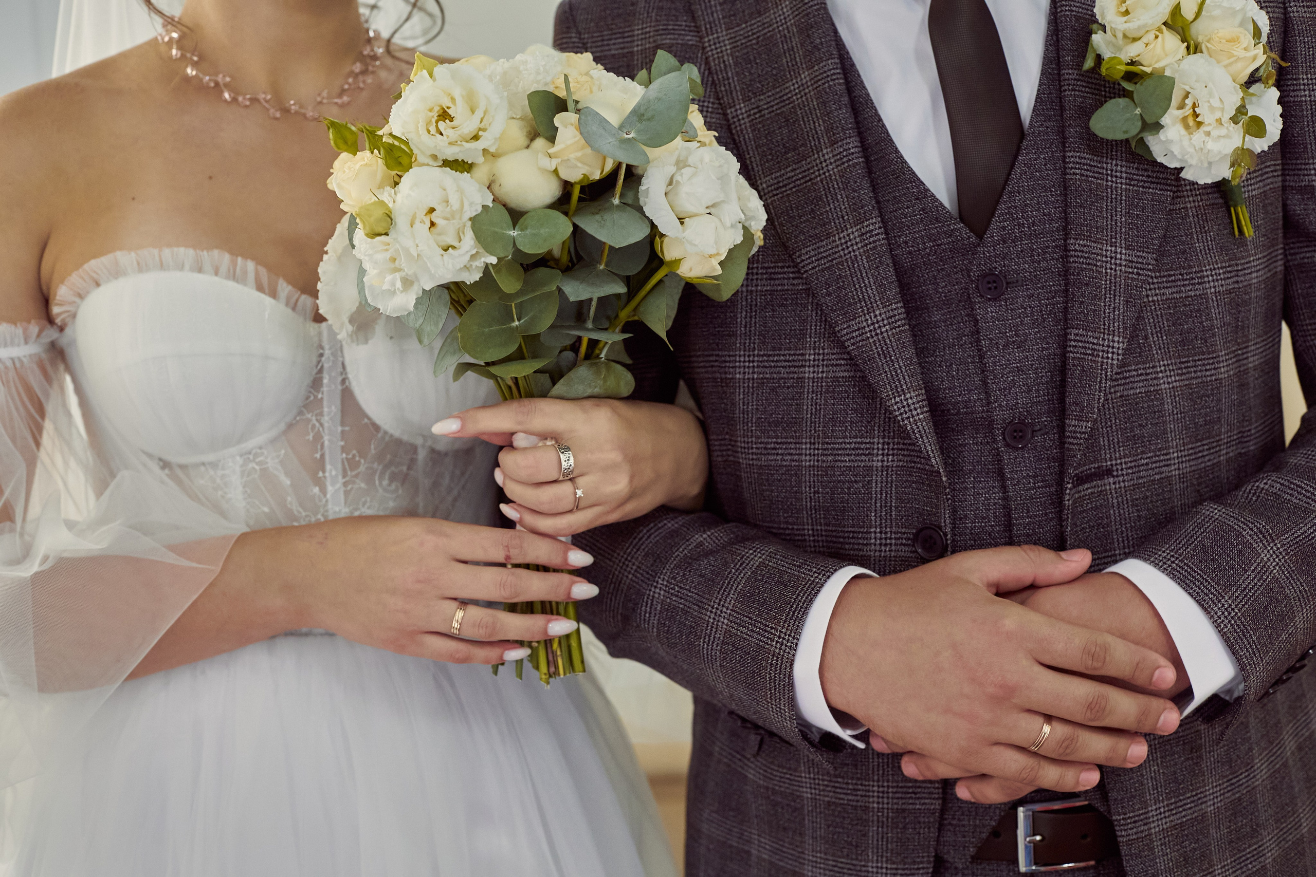 Фотограф в Москве. Свадьба. Обручальные кольца на руках жениха и невесты.