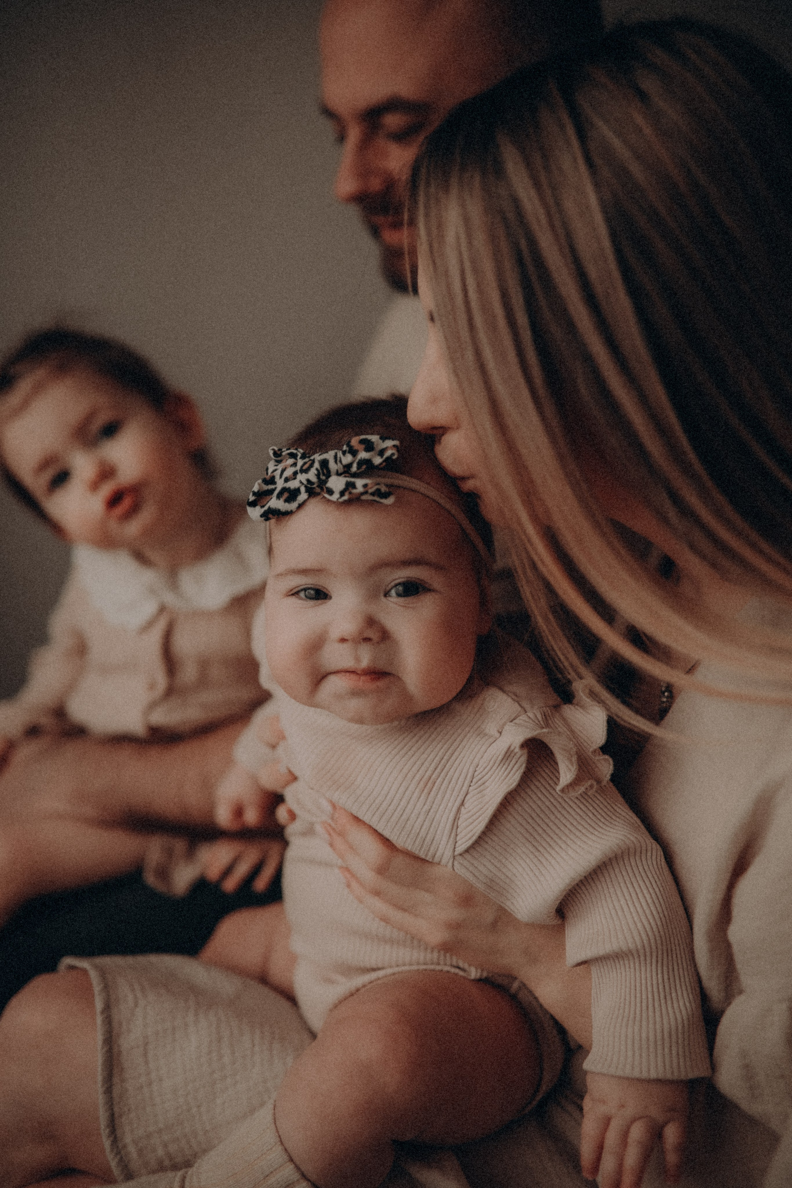 Катя, Максим и малышки Агата с Даной. Семейный фотограф в Москве и Люберцах Юлия Гуськова