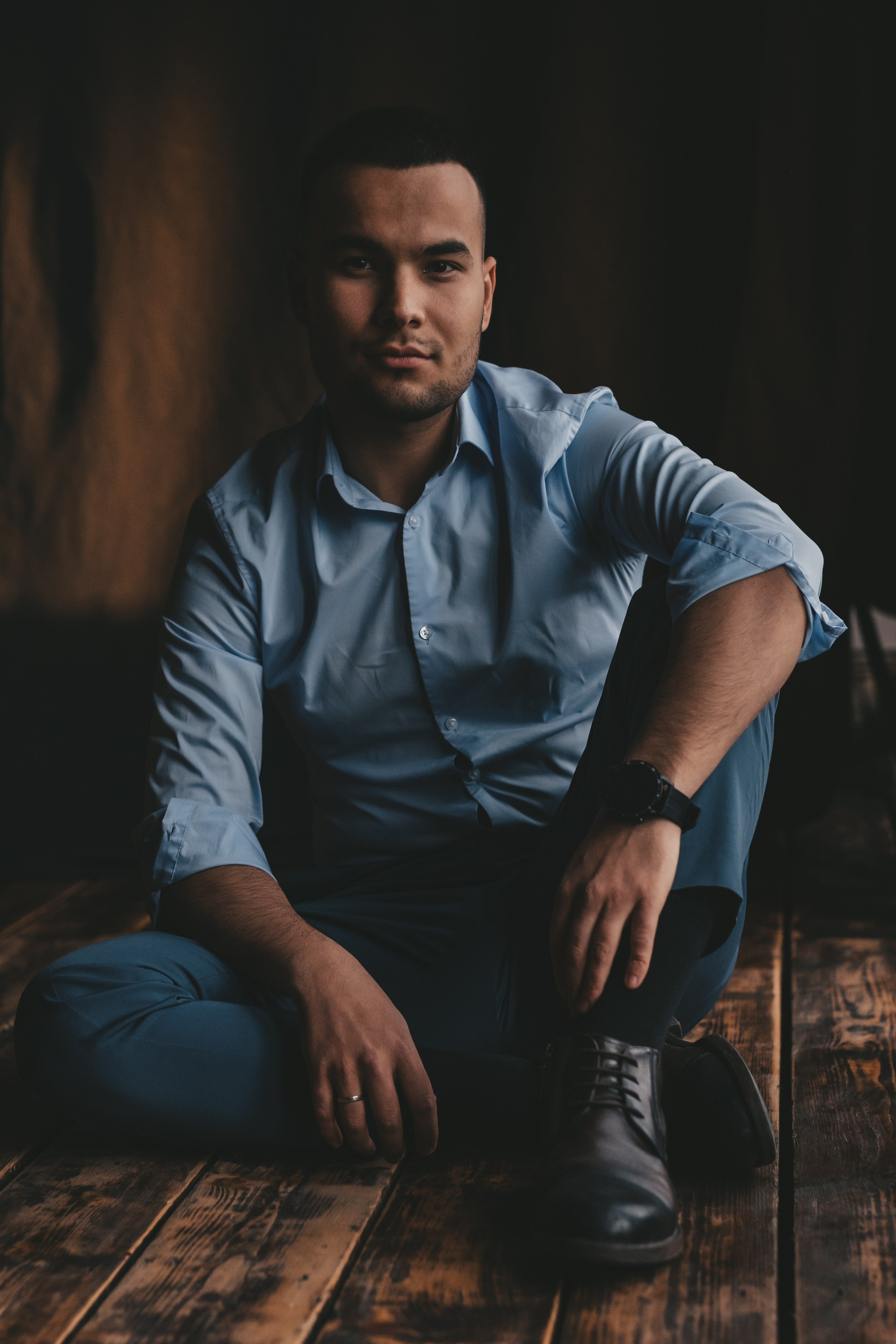 молодой мужчина в рубашке с серьезным выражением лица