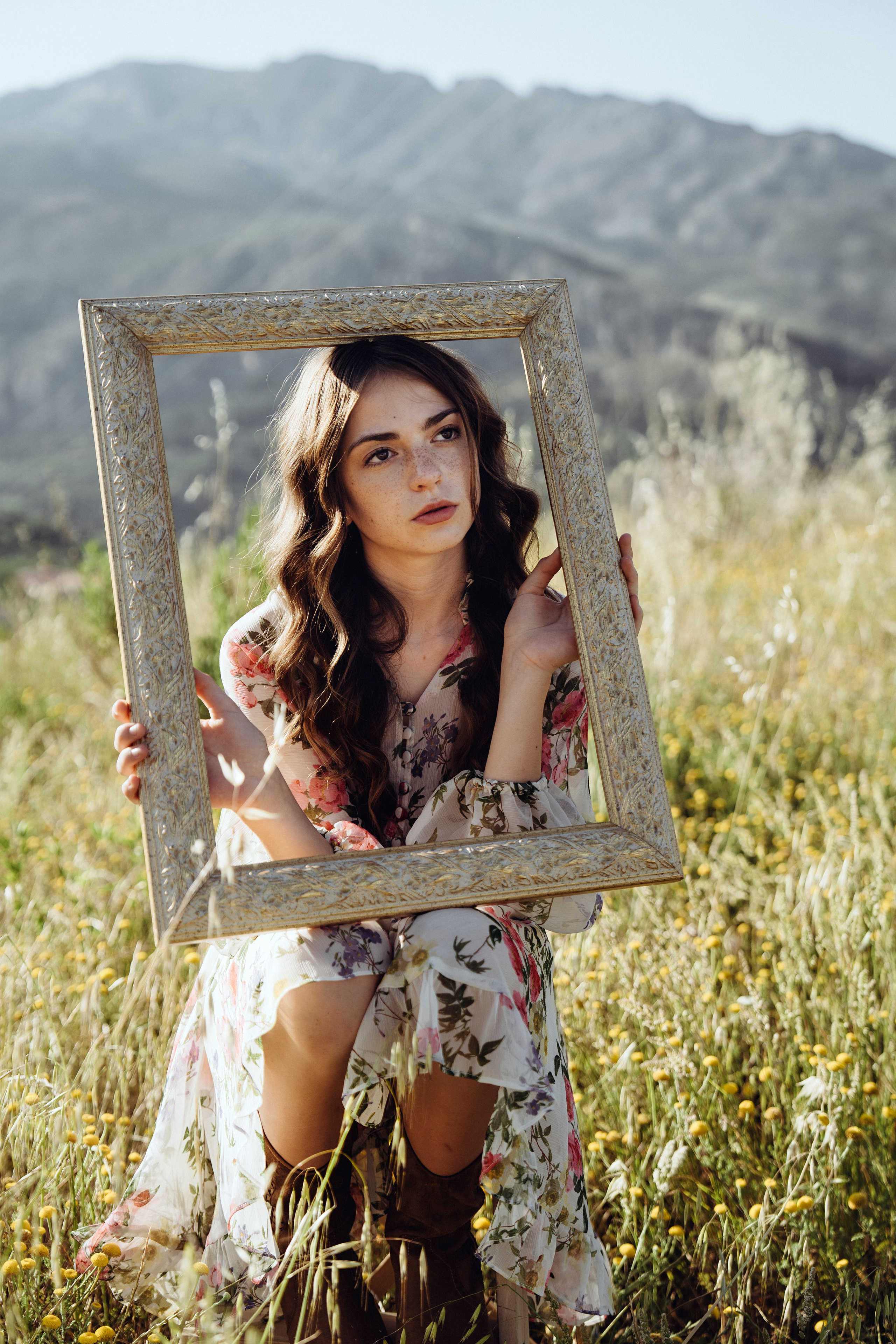 фото портрет девушки с картинной рамой на природе