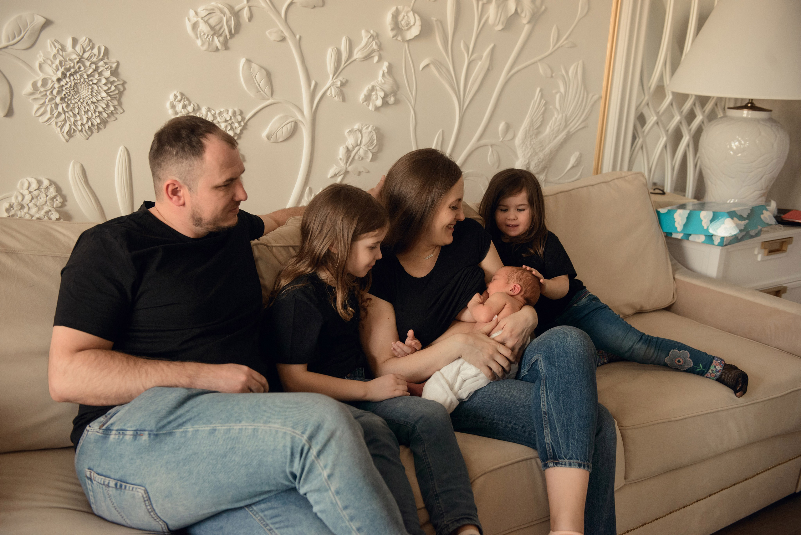 A family photo shoot at home, a family with a newborn baby. Photographer Elena Carruthers, Scotland
