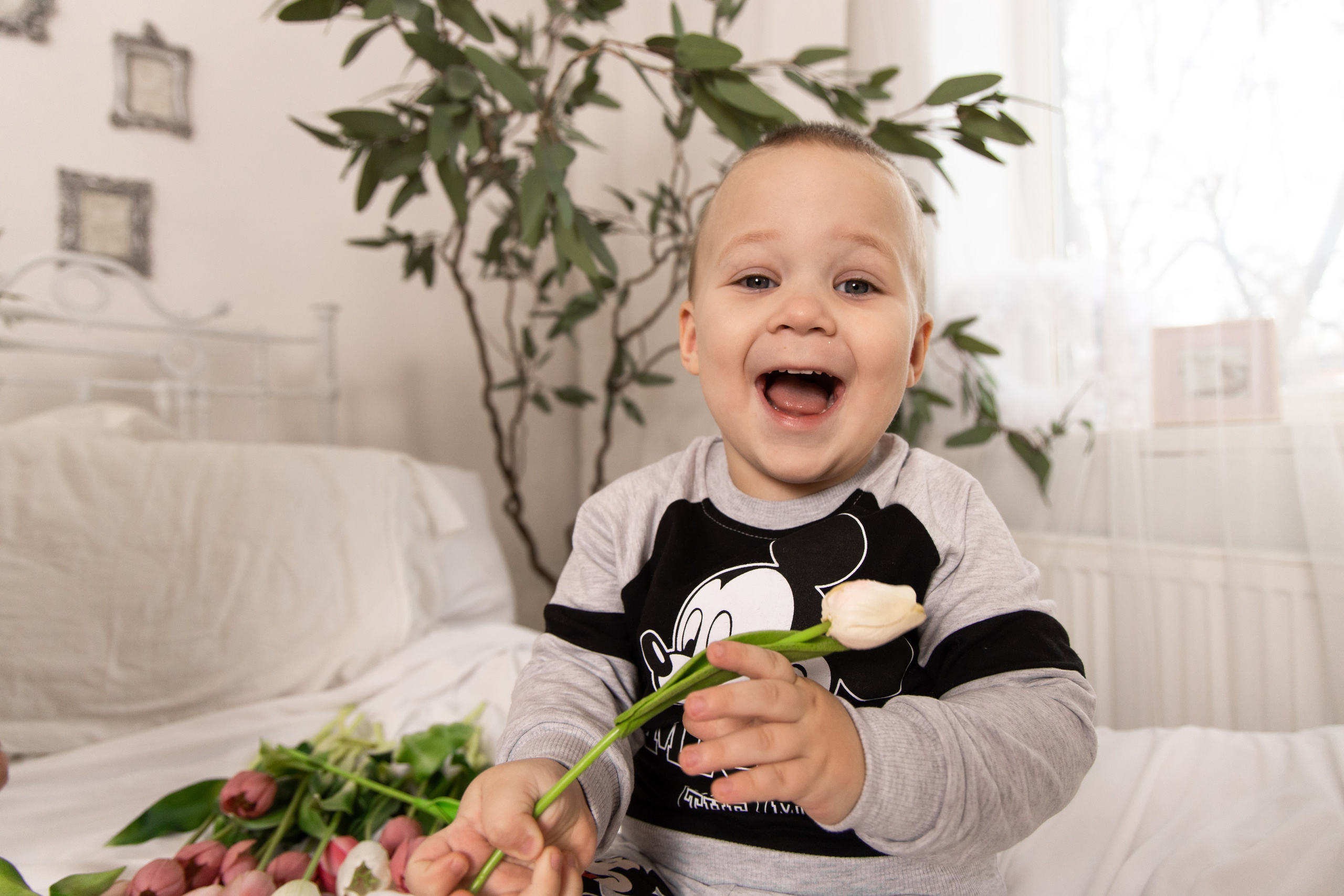 Студийная съёмка ребёнка с цветами. Детская съёмка Астрахань.