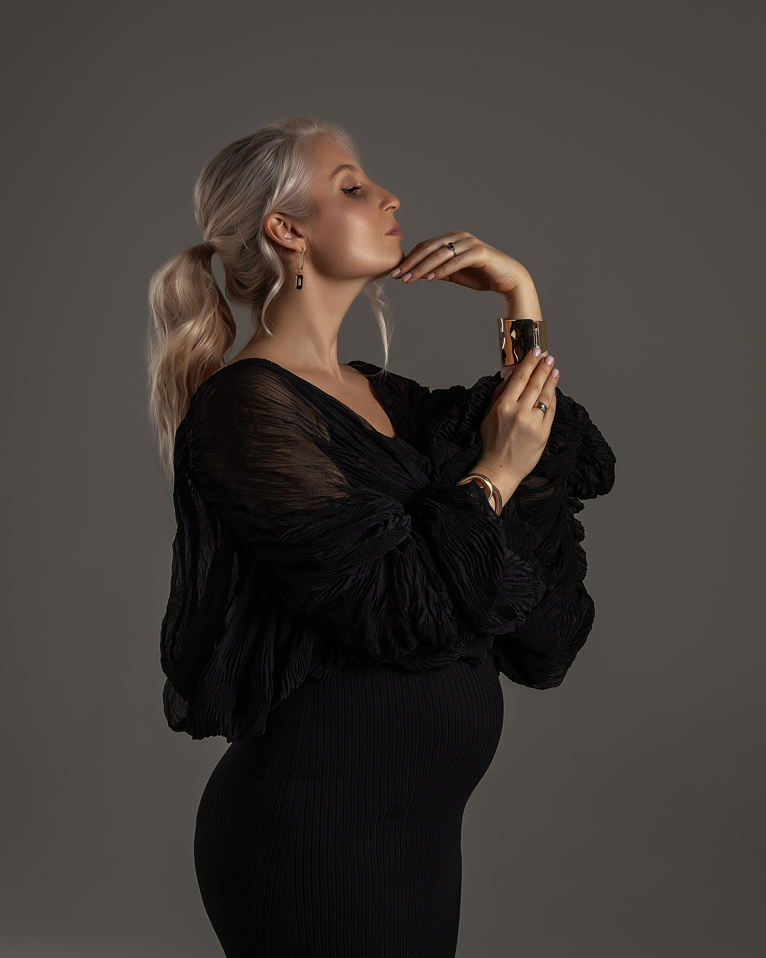 Фотосессия беременности на циклораме. Женский фотограф в Москве Богдашкина Динара