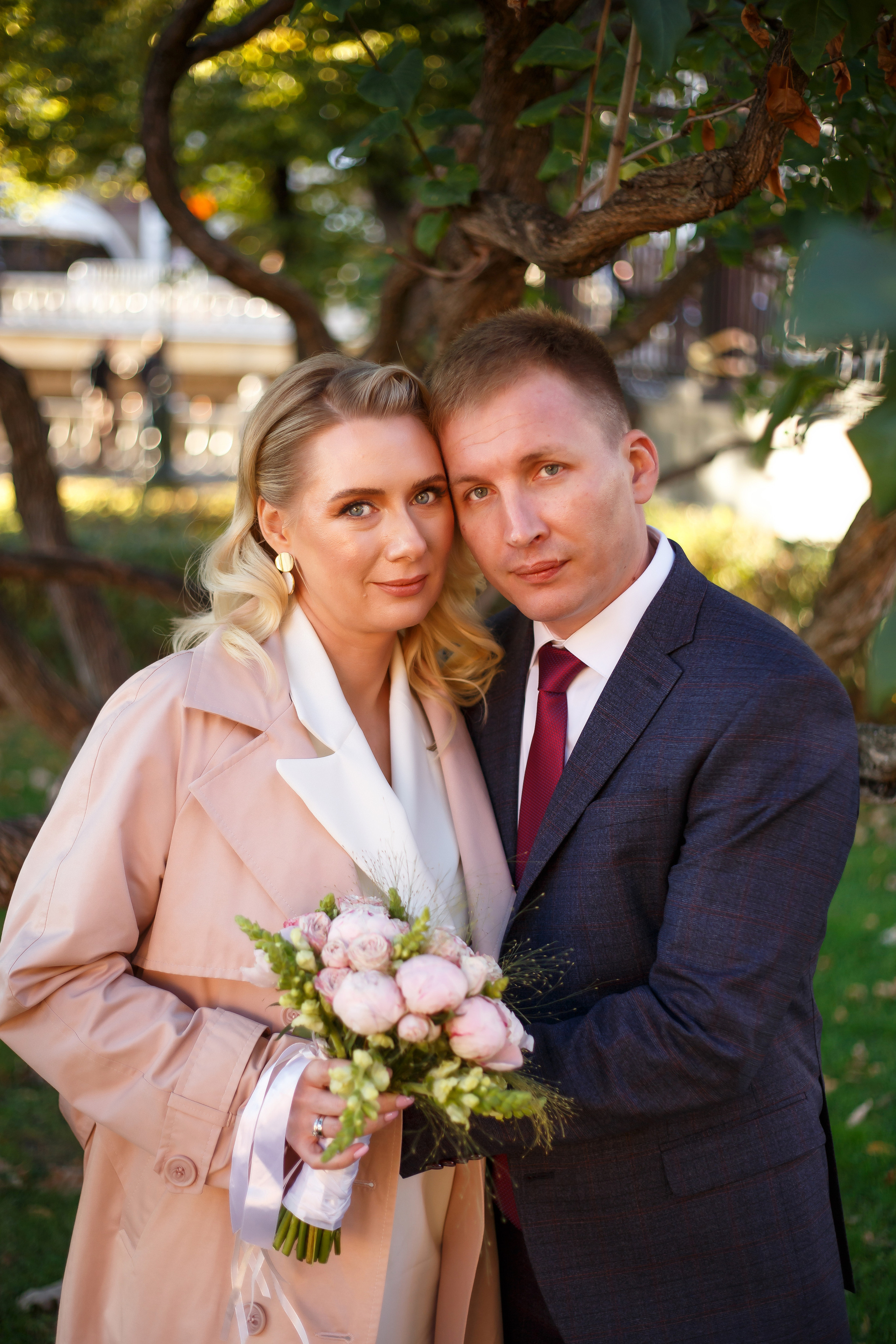 Торжественная регистрация брака в Отеле Националь. Фотография после регистрации в Загсе Националь, Фотосессия в отеле Националь в Москве. Свадебная церемония. Минималистичные, стильные фотографии со свадьбы в отеле Националь, фотограф Валентина Чемерилова