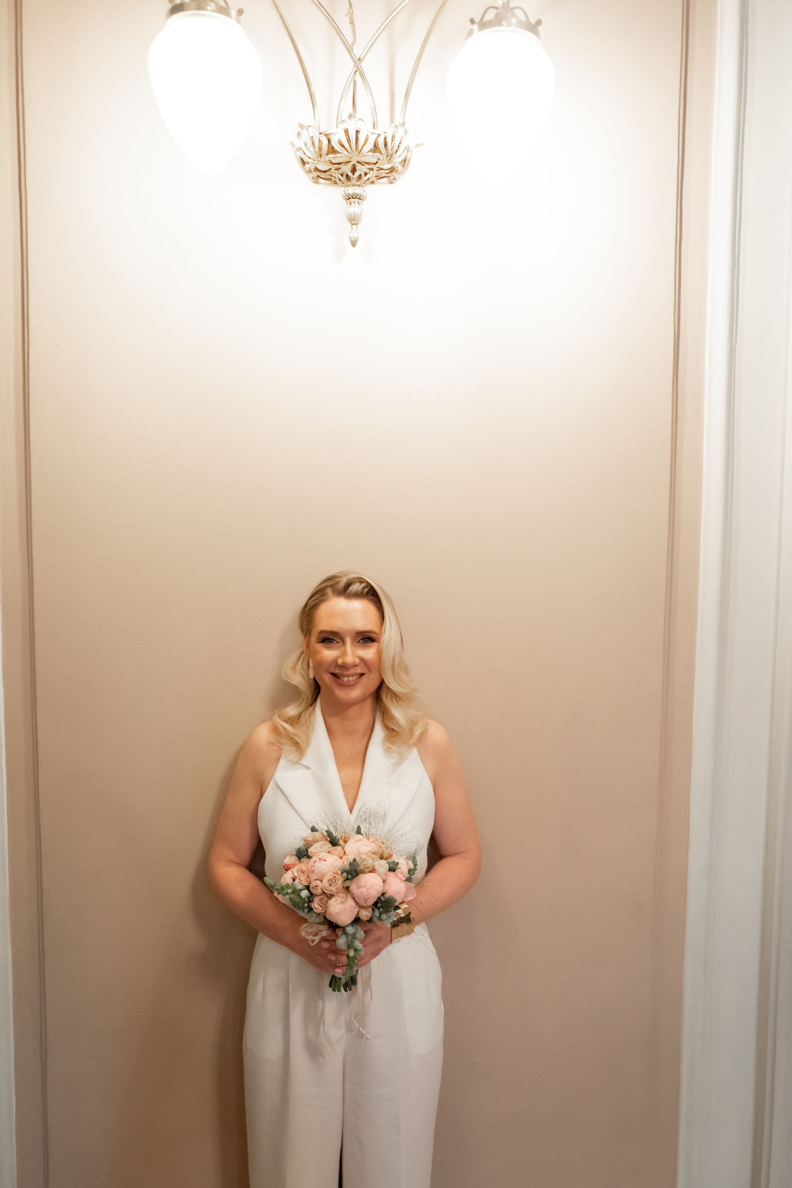 Торжественная регистрация брака в Отеле Националь. Фотография в Загсе Националь, Фотосессия в отеле Националь в Москве. Свадебная церемония. Фотосессия на лестнице в Загсе отеля Националь. Минималистичные, стильные фотографии со свадьбы в отеле Националь, фотограф Валентина Чемерилова