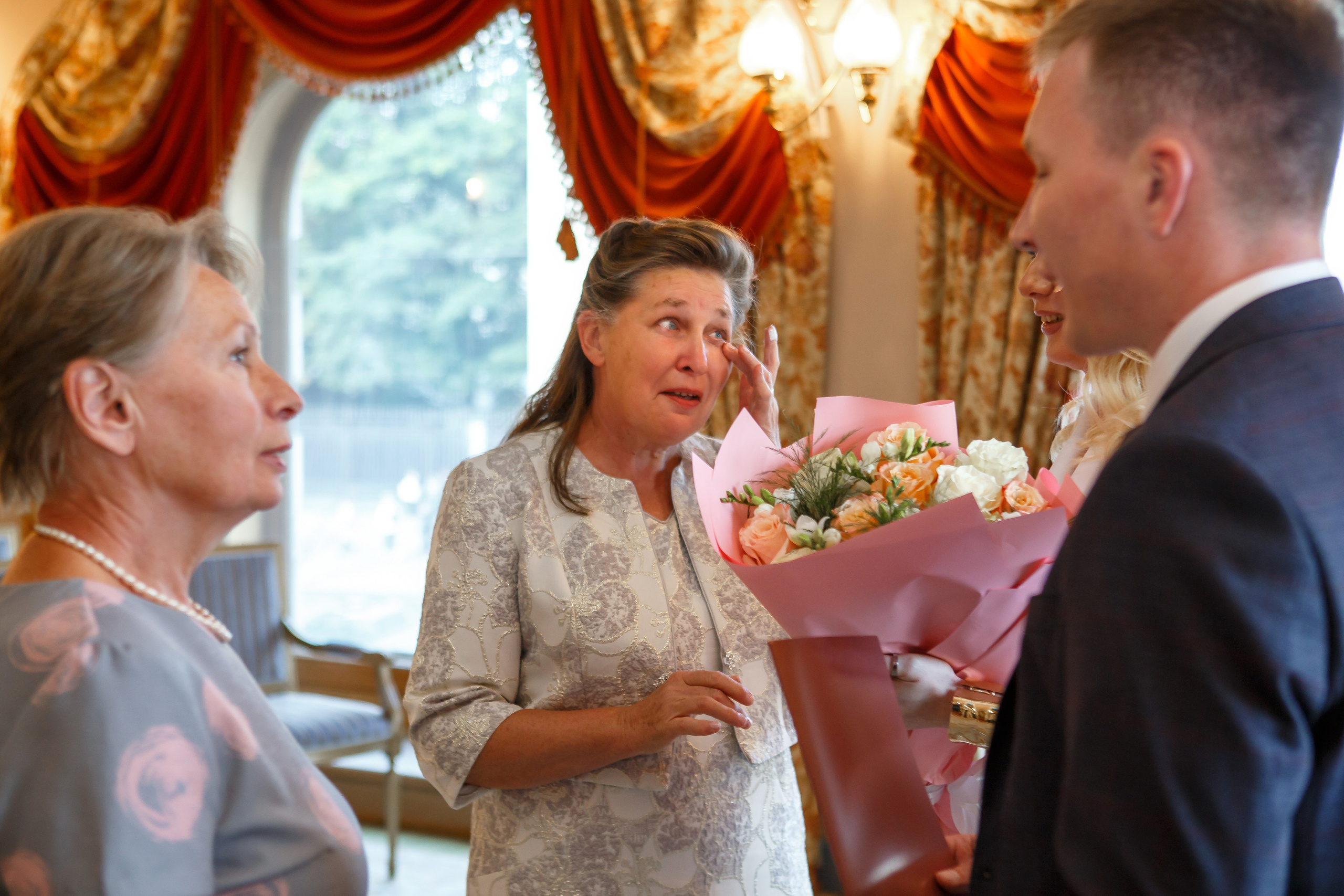 Торжественная регистрация брака в Отеле Националь. Фотография в Загсе Националь, Фотосессия в отеле Националь в Москве. Свадебная церимония.