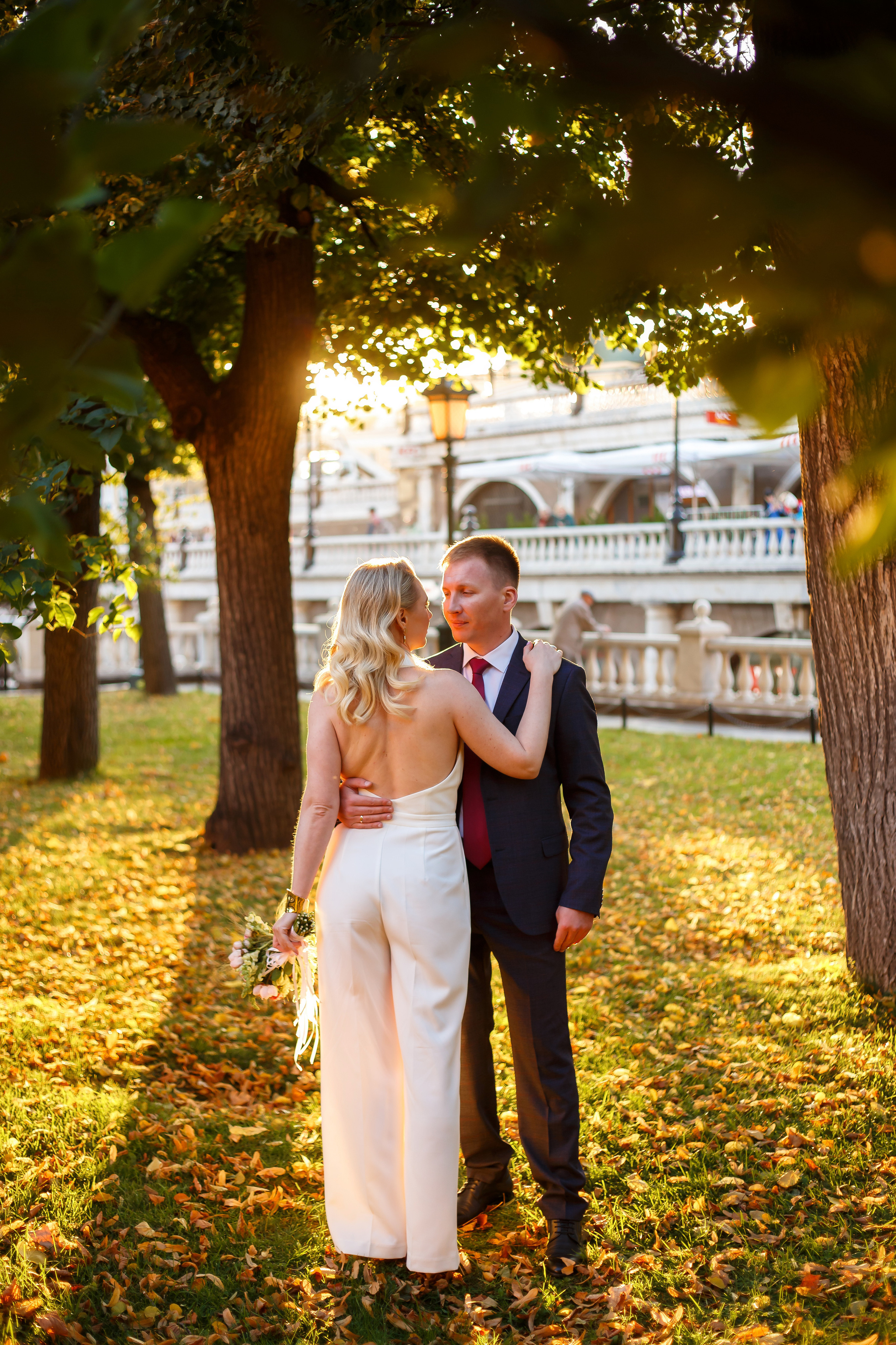 Торжественная регистрация брака в Отеле Националь. Фотография после регистрации в Загсе Националь, Фотосессия в отеле Националь в Москве. Свадебная церемония. Минималистичные, стильные фотографии со свадьбы в отеле Националь, фотограф Валентина Чемерилова