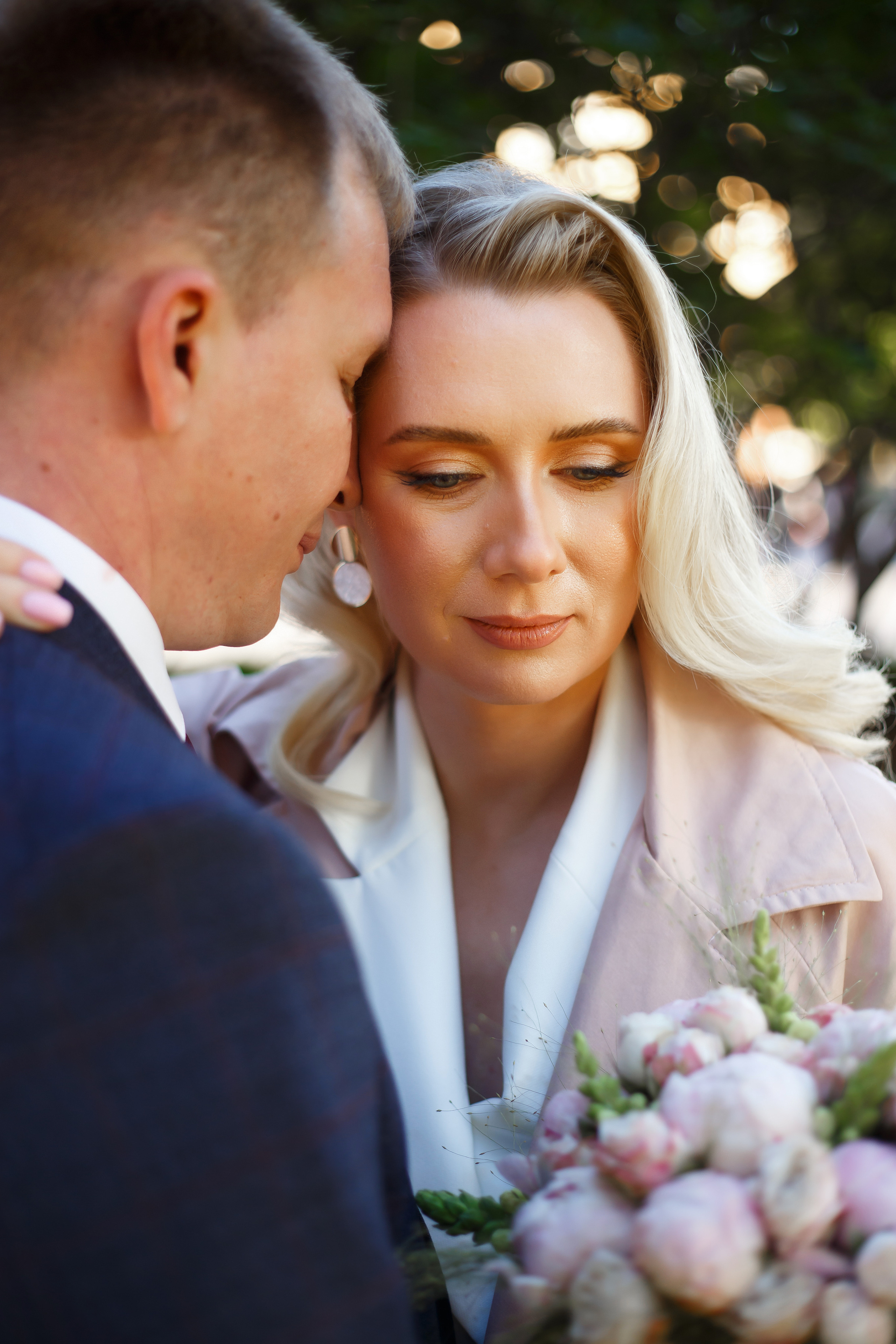 Торжественная регистрация брака в Отеле Националь. Фотография после регистрации в Загсе Националь, Фотосессия в отеле Националь в Москве. Свадебная церемония. Минималистичные, стильные фотографии со свадьбы в отеле Националь, фотограф Валентина Чемерилова