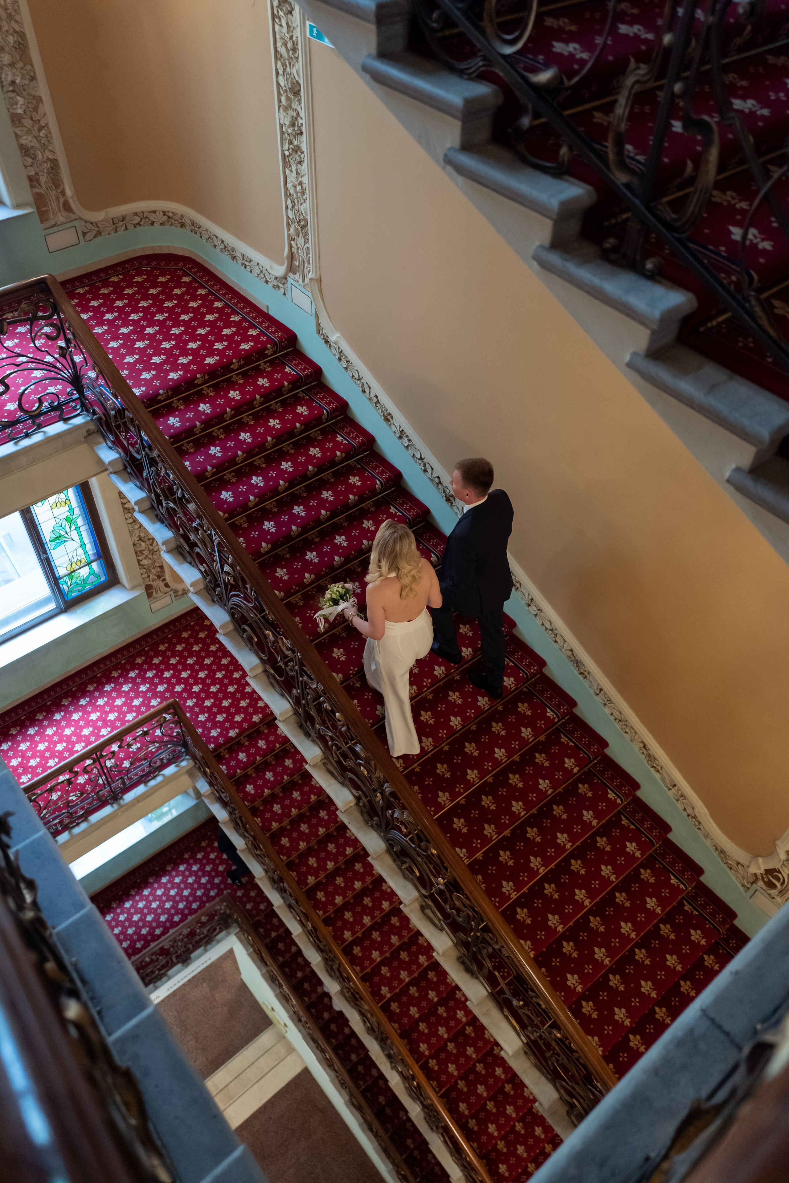 Торжественная регистрация брака в Отеле Националь. Фотография в Загсе Националь, Фотосессия в отеле Националь в Москве. Свадебная церемония. Фотосессия на лестнице в Загсе отеля Националь. Минималистичные, стильные фотографии со свадьбы в отеле Националь, фотограф Валентина Чемерилова