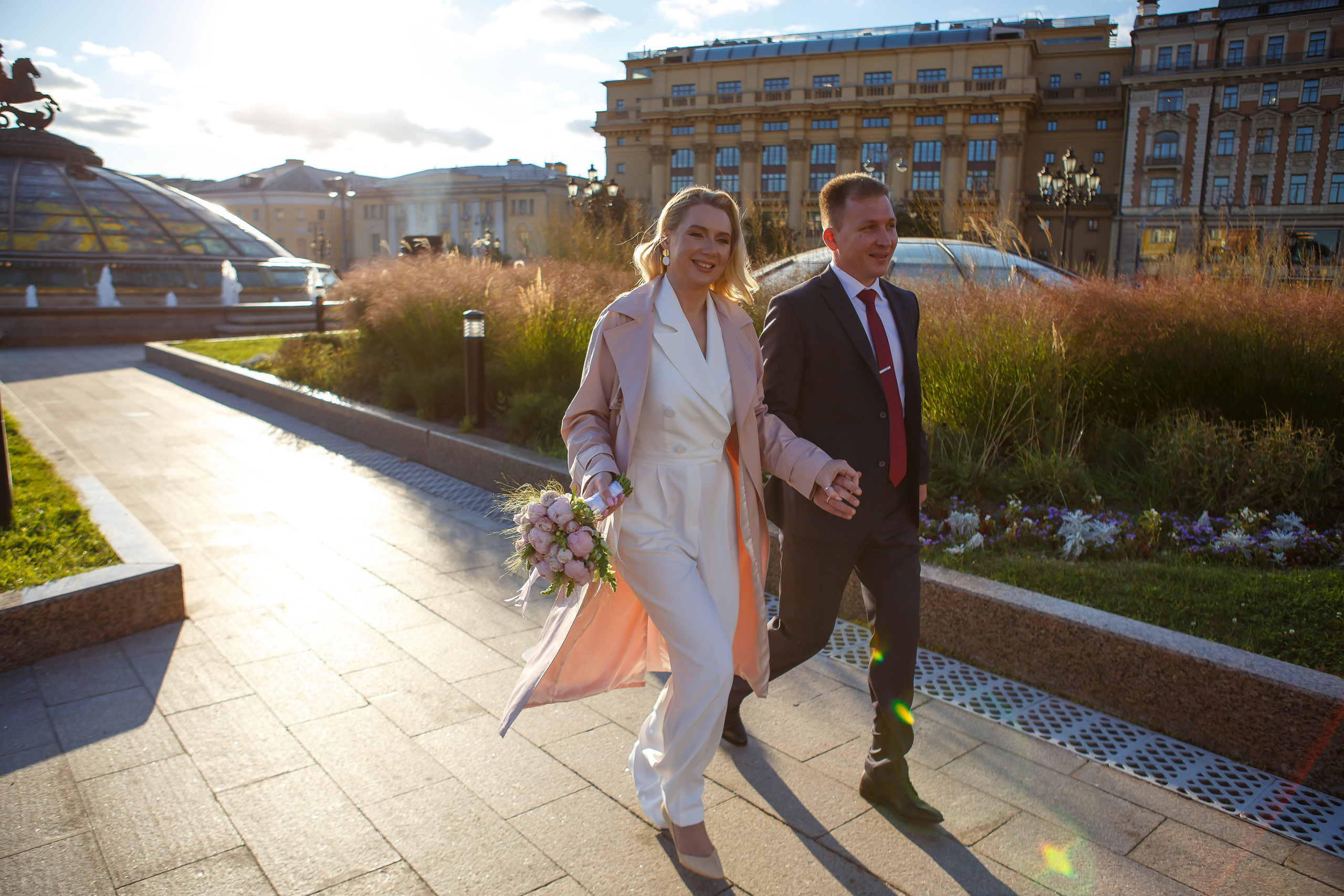 Торжественная регистрация брака в Отеле Националь. Фотография после регистрации в Загсе Националь, Фотосессия в отеле Националь в Москве. Свадебная церемония. Минималистичные, стильные фотографии со свадьбы в отеле Националь, фотограф Валентина Чемерилова