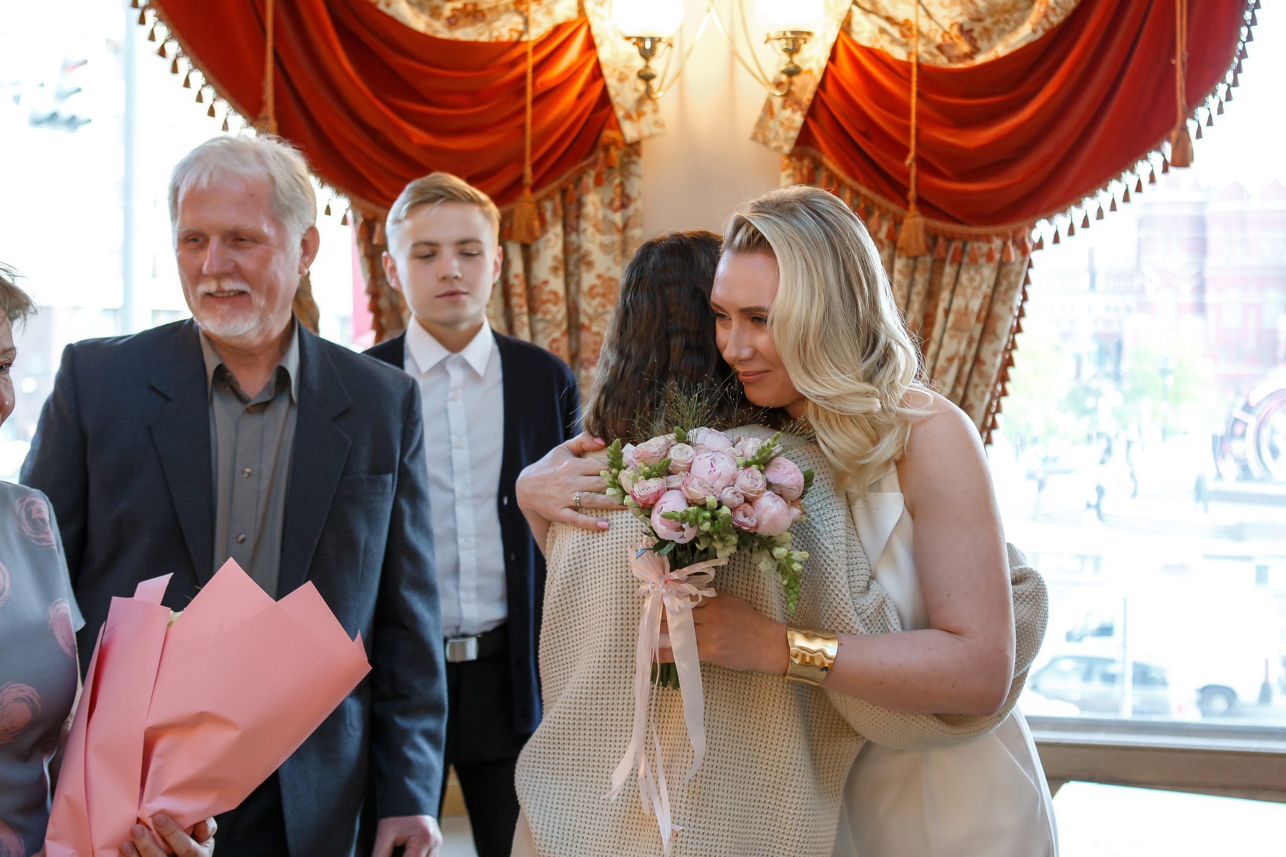 Торжественная регистрация брака в Отеле Националь. Фотография в Загсе Националь, Фотосессия в отеле Националь в Москве. Свадебная церемония. Поздравление гостей после регистрации брака в отеле рядом с Красной площадью в Москве. Выбор фотографа.