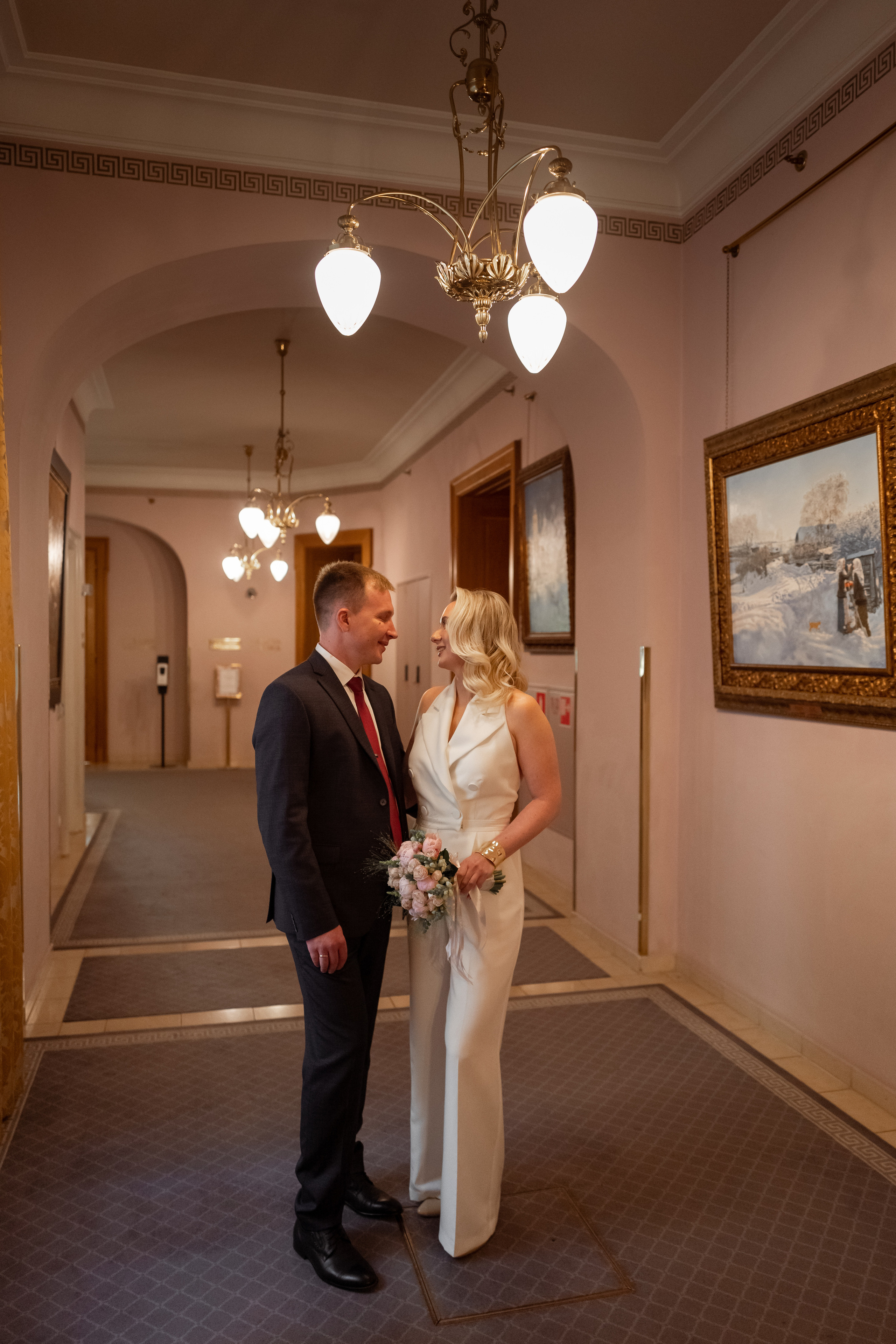 Торжественная регистрация брака в Отеле Националь. Фотография в Загсе Националь, Фотосессия в отеле Националь в Москве. Свадебная церемония. Фотограф в Загсе отеля Националь. Минималистичные, стильные фотографии со свадьбы в отеле Националь, фотограф Валентина Чемерилова