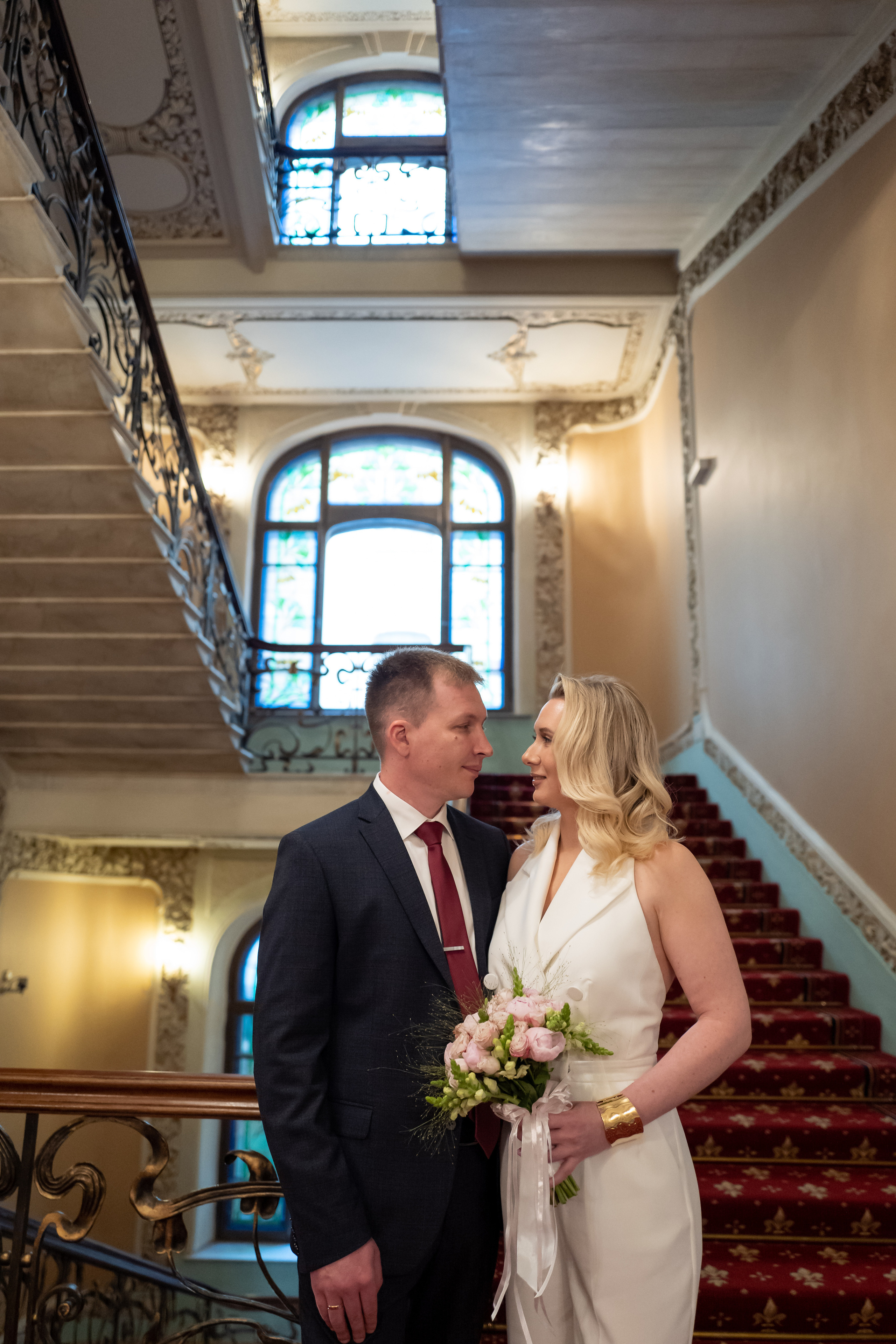 Торжественная регистрация брака в Отеле Националь. Фотография в Загсе Националь, Фотосессия в отеле Националь в Москве. Свадебная церемония. Фотосессия на лестнице в Загсе отеля Националь. Минималистичные, стильные фотографии со свадьбы в отеле Националь, фотограф Валентина Чемерилова