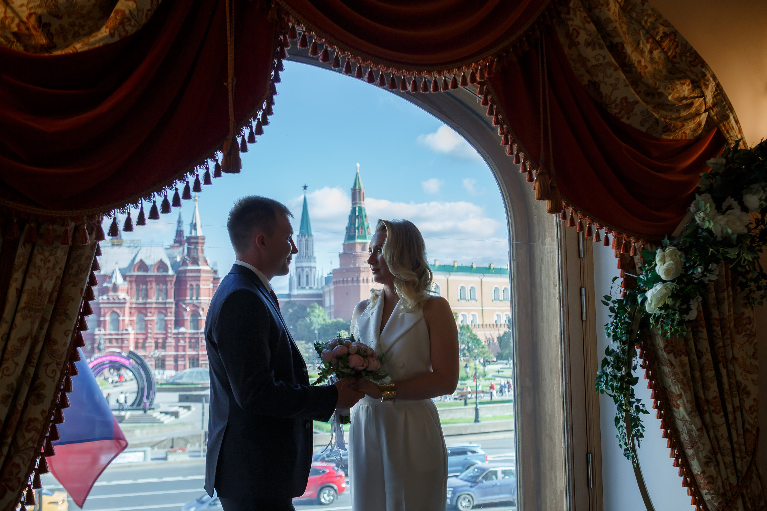 Торжественная регистрация брака в Отеле Националь. Фотография в Загсе Националь, Фотосессия в отеле Националь в Москве. Свадебная церемония. Поздравление гостей после регистрации брака в отеле рядом с Красной площадью в Москве. Выбор фотографа.