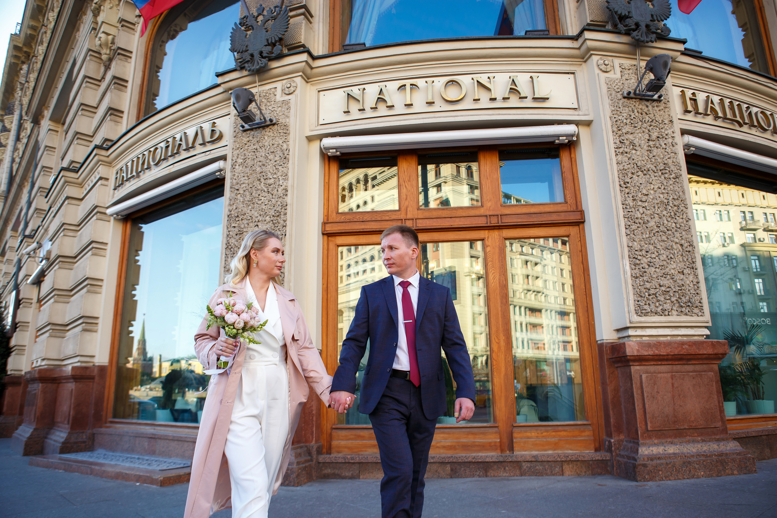 Торжественная регистрация брака в Отеле Националь. Фотография в Загсе Националь, Фотосессия в отеле Националь в Москве. Свадебная церемония. Фотосессия у входа в Загс отеля Националь. Минималистичные, стильные фотографии со свадьбы в отеле Националь, фотограф Валентина Чемерилова