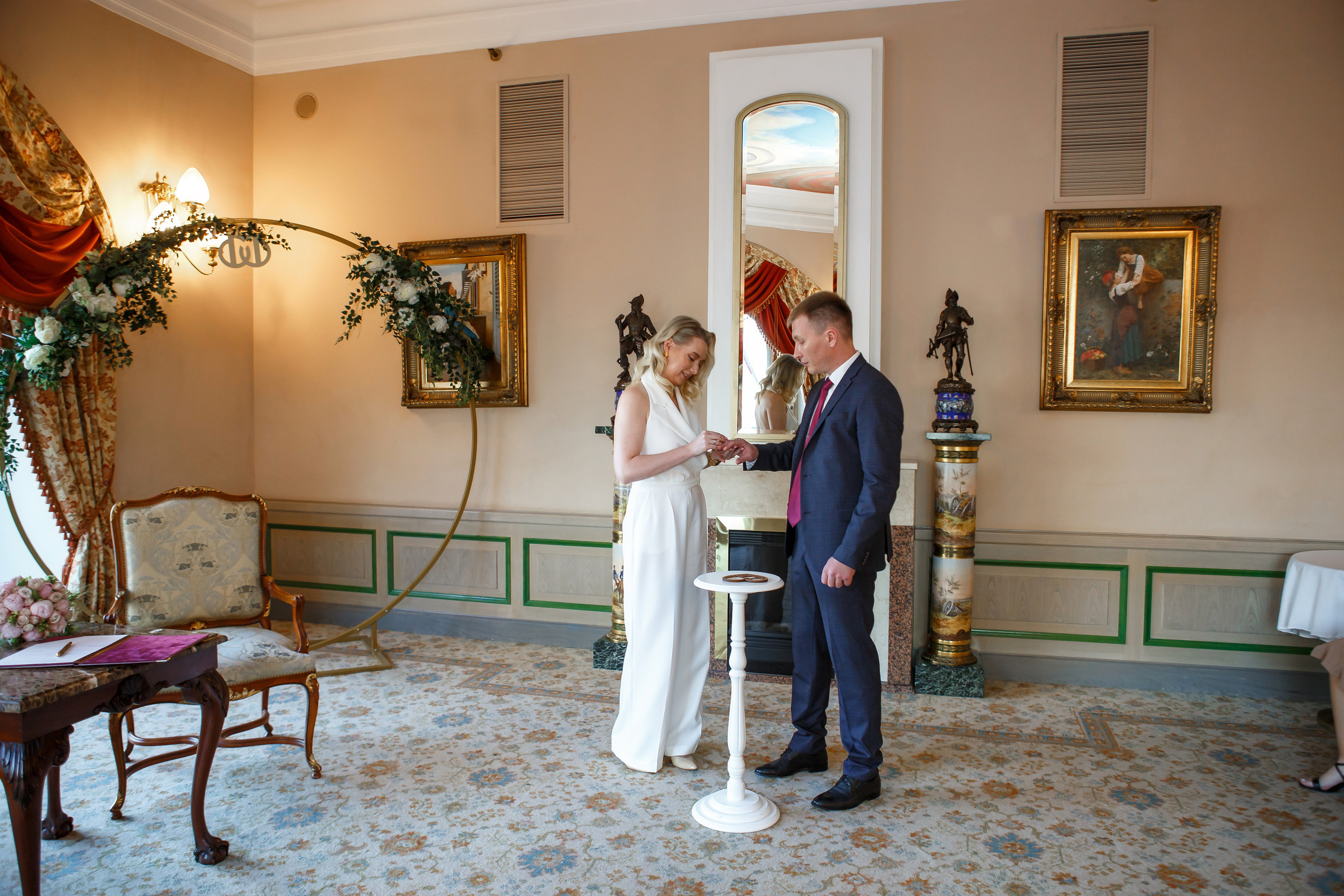 Торжественная регистрация брака в Отеле Националь. Фотография в Загсе Националь, Фотосессия в отеле Националь в Москве. Свадебная церимония.