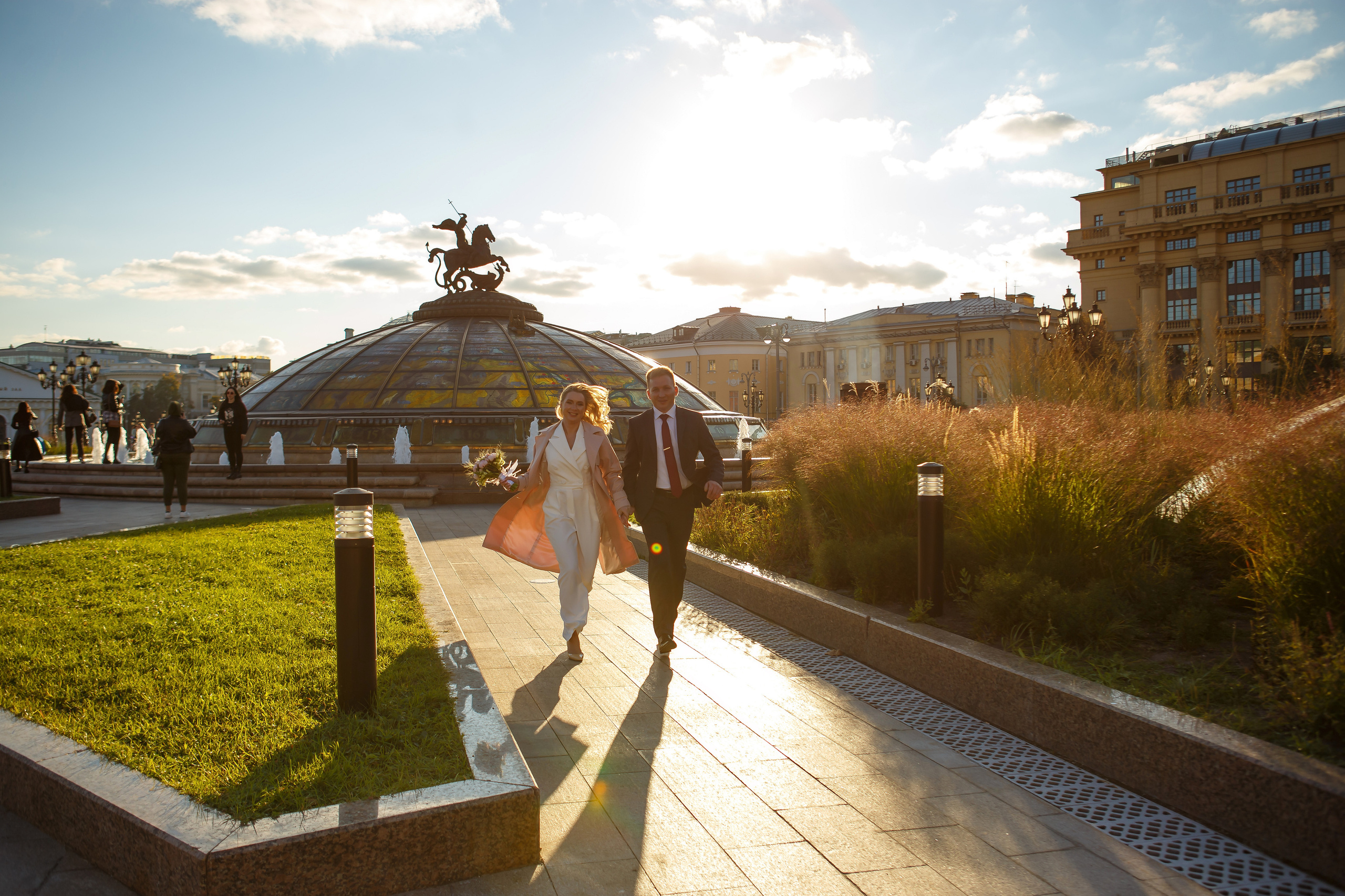Торжественная регистрация брака в Отеле Националь. Фотография после регистрации в Загсе Националь, Фотосессия в отеле Националь в Москве. Свадебная церемония. Минималистичные, стильные фотографии со свадьбы в отеле Националь, фотограф Валентина Чемерилова
