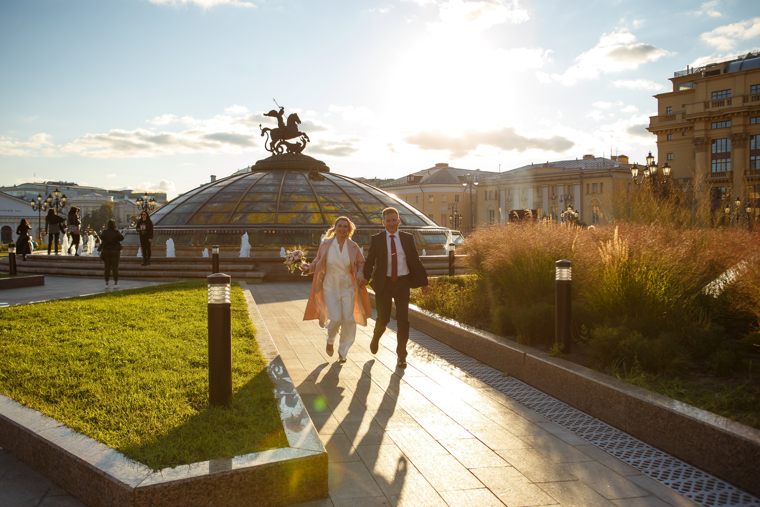 Торжественная регистрация брака в Отеле Националь. Фотография после регистрации в Загсе Националь, Фотосессия в отеле Националь в Москве. Свадебная церемония. Минималистичные, стильные фотографии со свадьбы в отеле Националь, фотограф Валентина Чемерилова