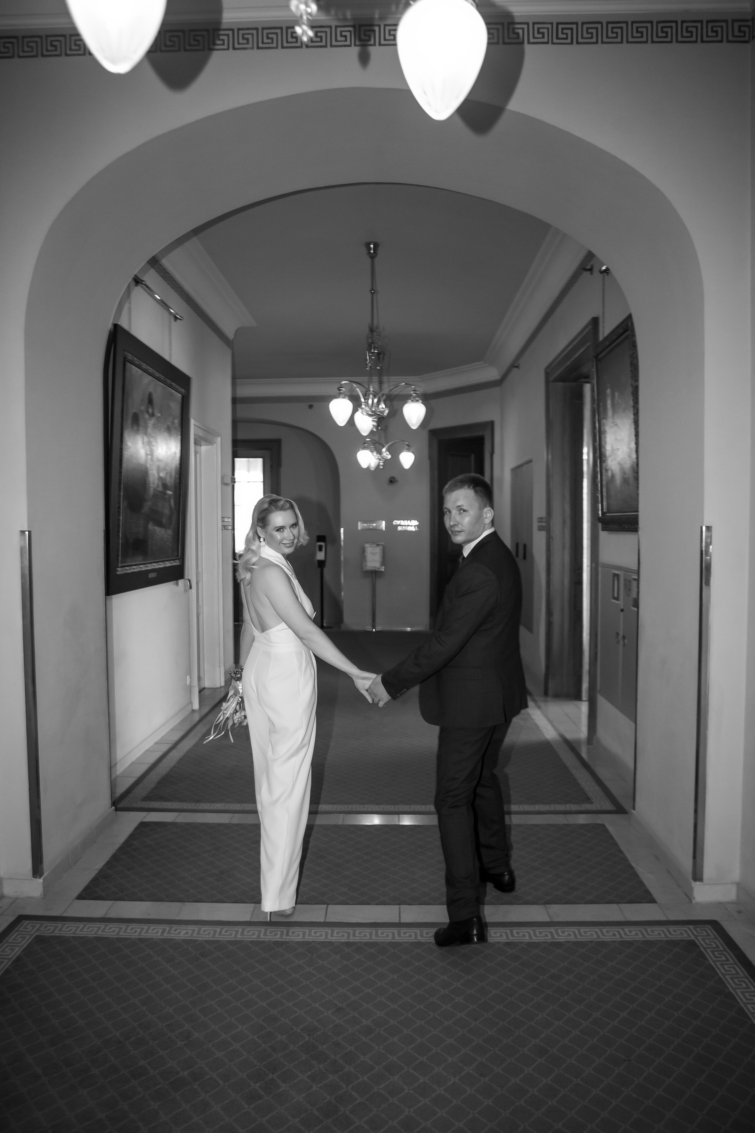 Торжественная регистрация брака в Отеле Националь. Фотография в Загсе Националь, Фотосессия в отеле Националь в Москве. Свадебная церемония. Фотограф в Загсе отеля Националь. Минималистичные, стильные фотографии со свадьбы в отеле Националь, фотограф Валентина Чемерилова