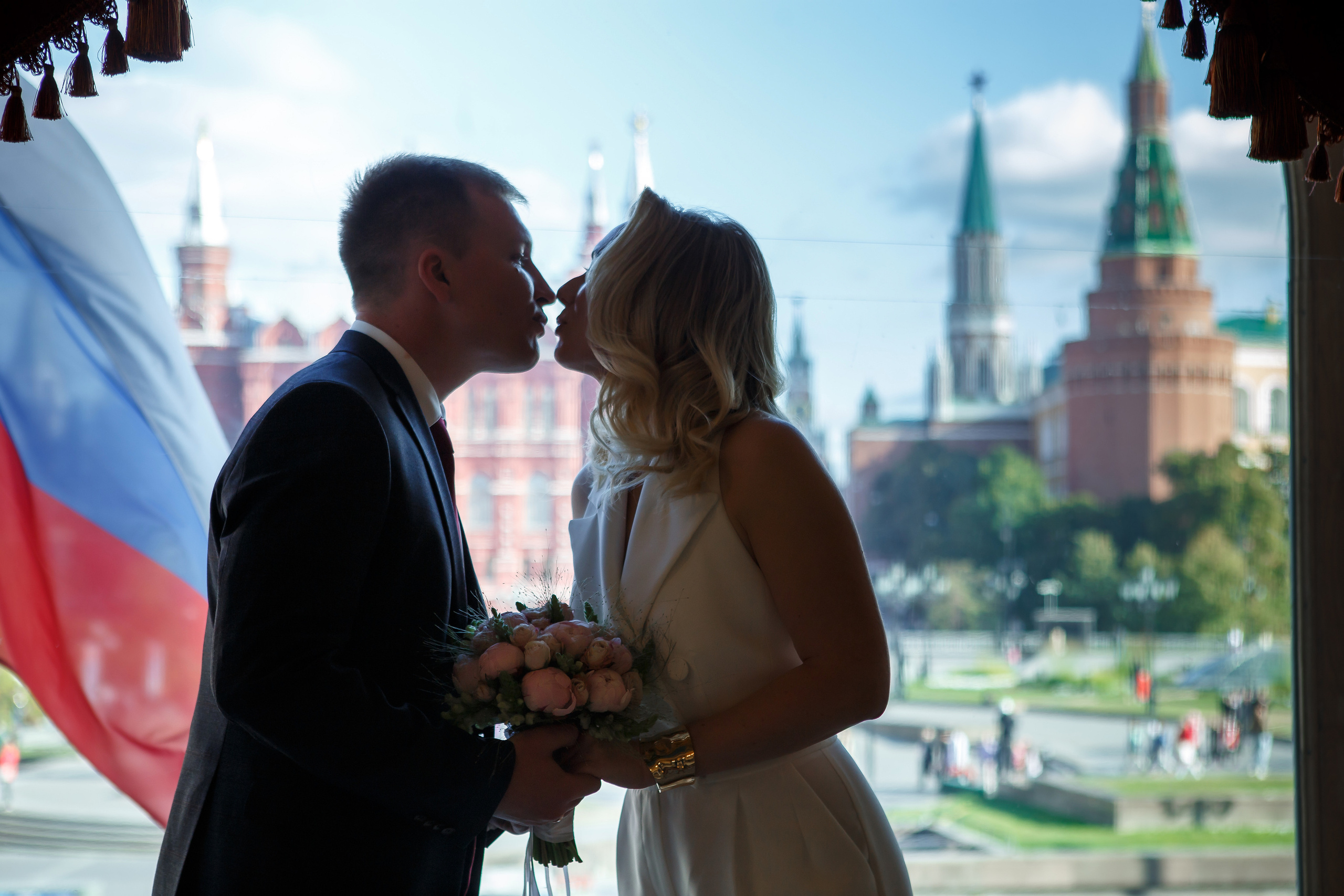 Торжественная регистрация брака в Отеле Националь. Фотография в Загсе Националь, Фотосессия в отеле Националь в Москве. Свадебная церемония. Поздравление гостей после регистрации брака в отеле рядом с Красной площадью в Москве. Выбор фотографа.