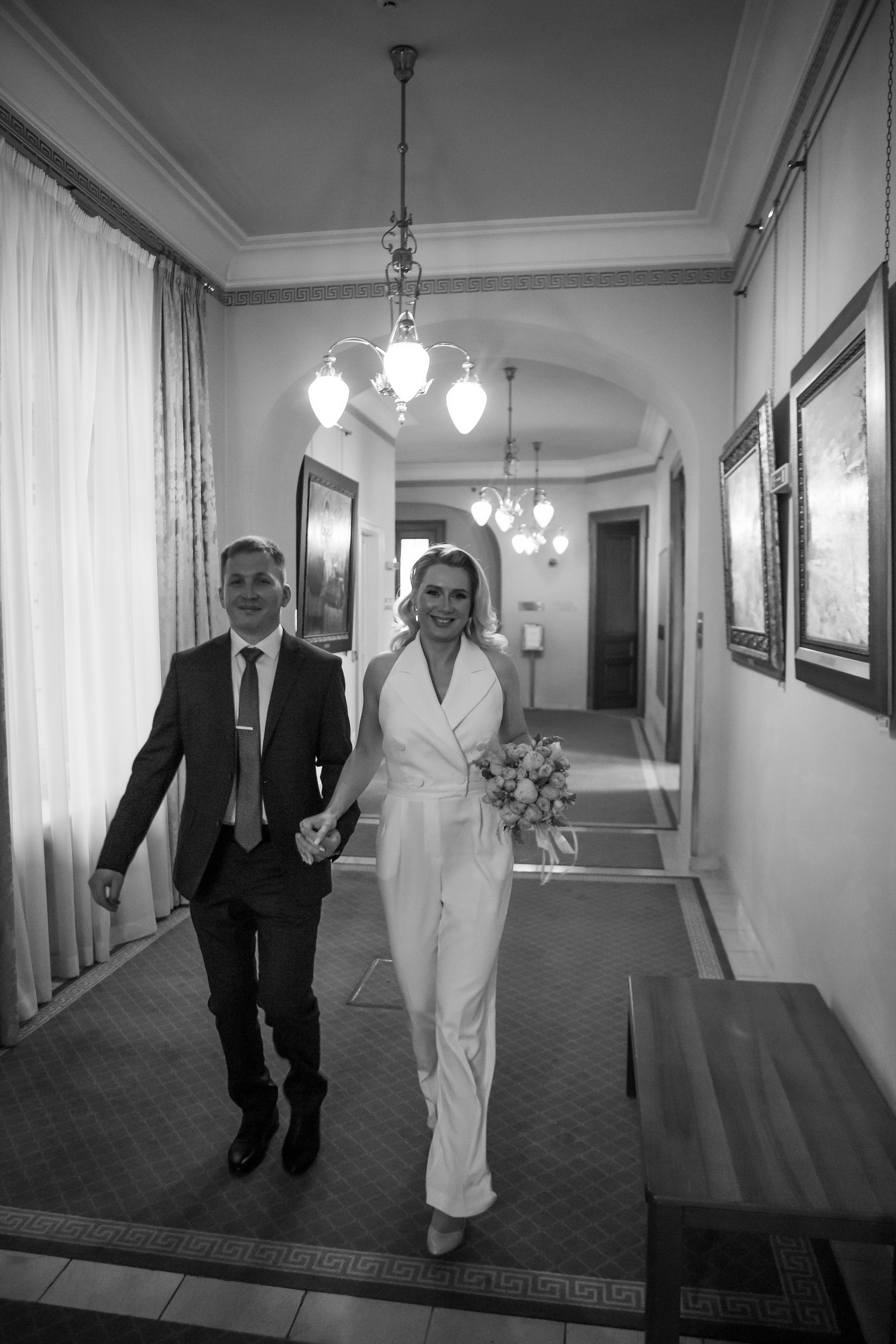 Торжественная регистрация брака в Отеле Националь. Фотография в Загсе Националь, Фотосессия в отеле Националь в Москве. Свадебная церемония. Фотограф в Загсе отеля Националь. Минималистичные, стильные фотографии со свадьбы в отеле Националь, фотограф Валентина Чемерилова