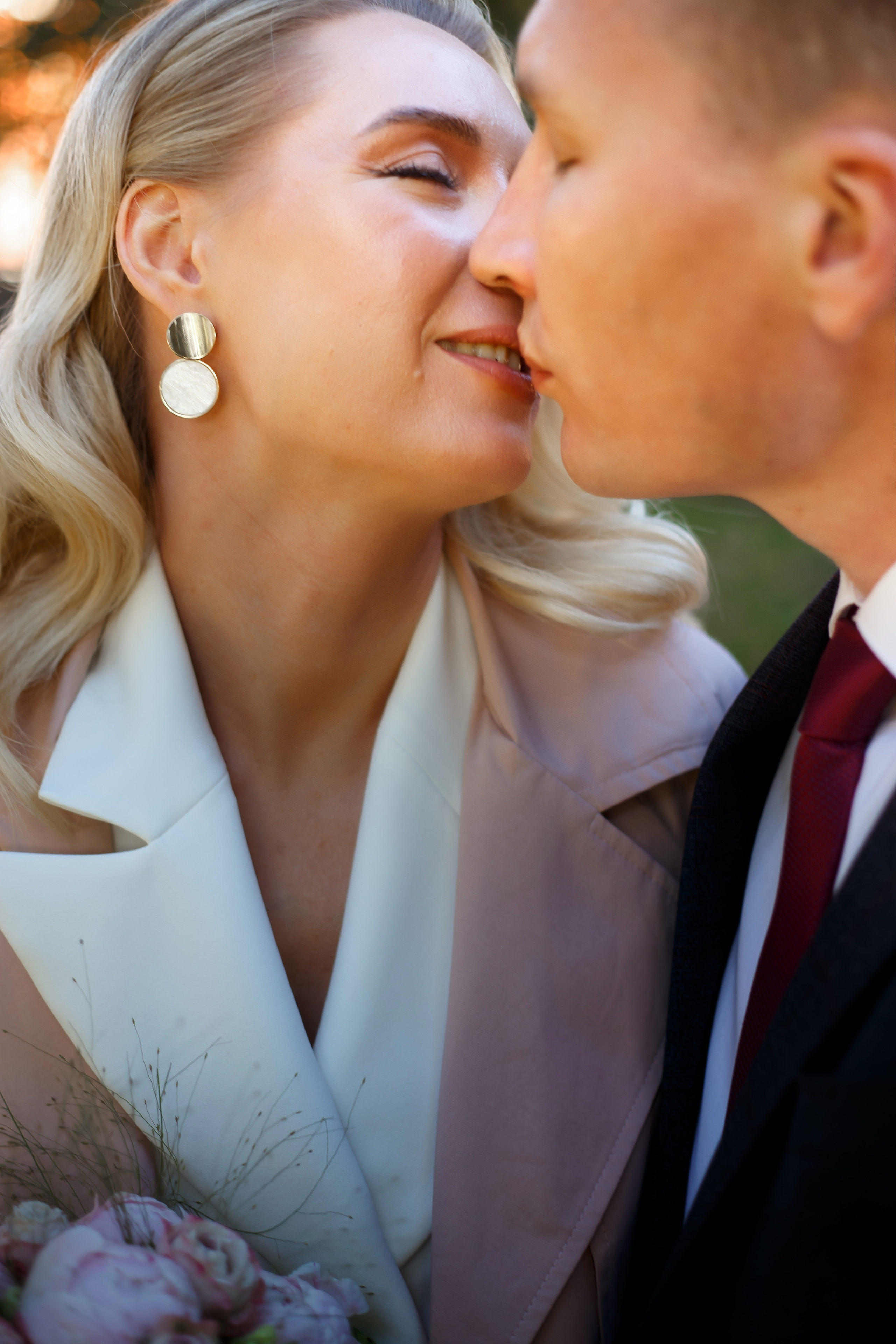 Торжественная регистрация брака в Отеле Националь. Фотография после регистрации в Загсе Националь, Фотосессия в отеле Националь в Москве. Свадебная церемония. Минималистичные, стильные фотографии со свадьбы в отеле Националь, фотограф Валентина Чемерилова