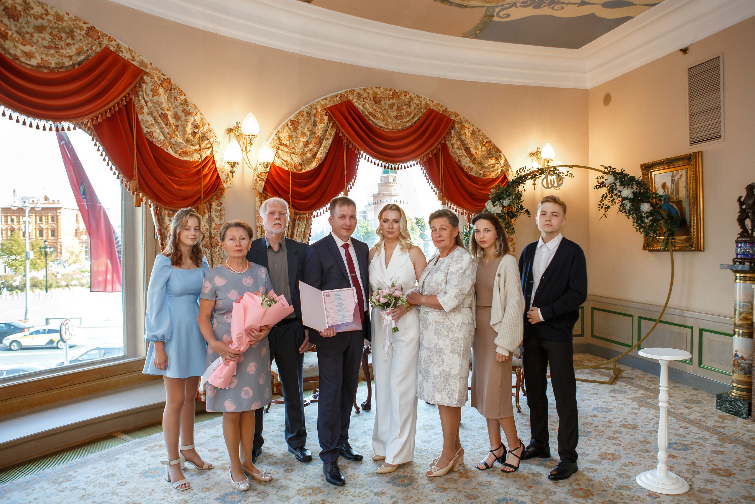 Торжественная регистрация брака в Отеле Националь. Фотография в Загсе Националь, Фотосессия в отеле Националь в Москве. Свадебная церемония. Поздравление гостей после регистрации брака в отеле рядом с Красной площадью в Москве. Выбор фотографа.