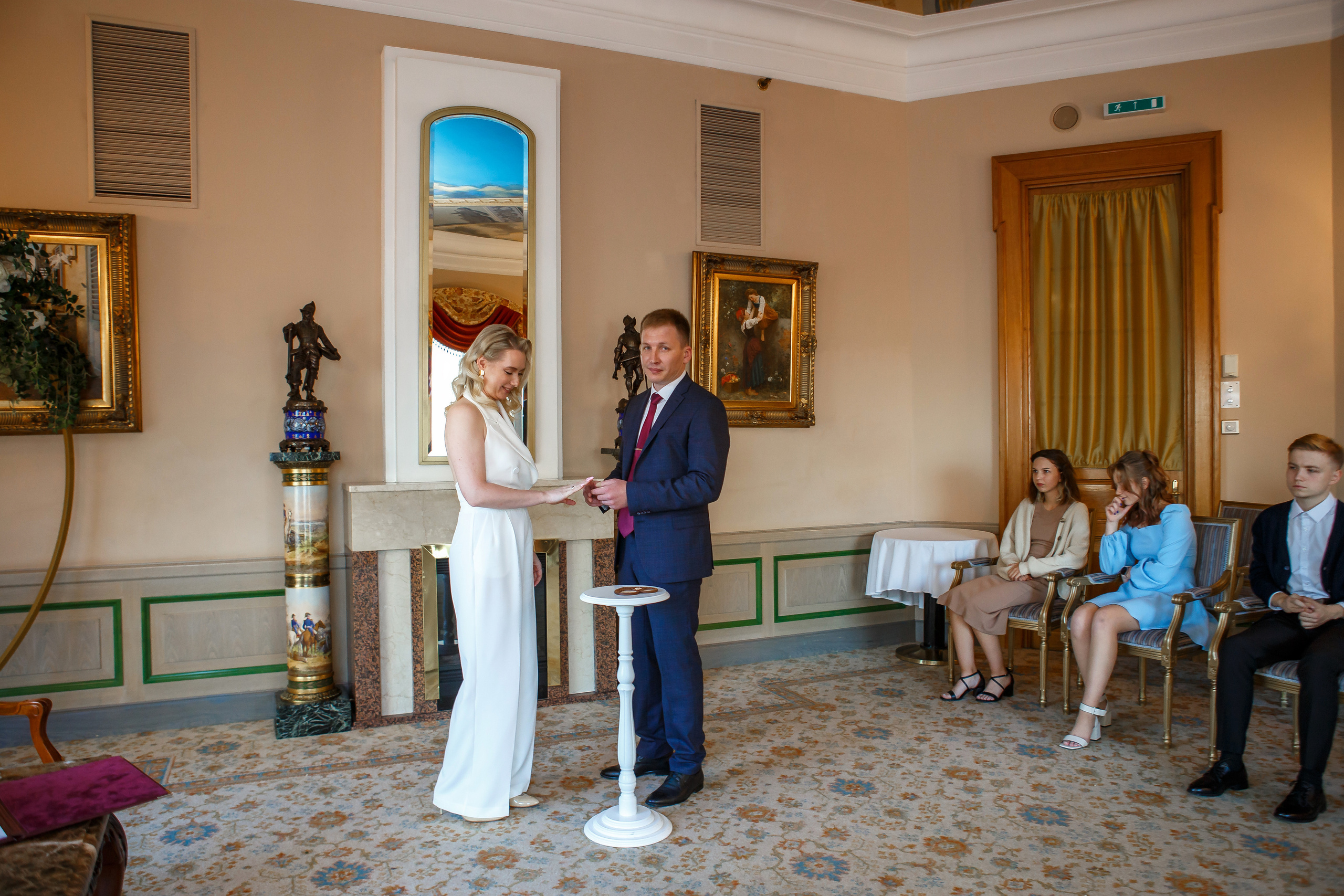 Торжественная регистрация брака в Отеле Националь. Фотография в Загсе Националь, Фотосессия в отеле Националь в Москве. Свадебная церимония.