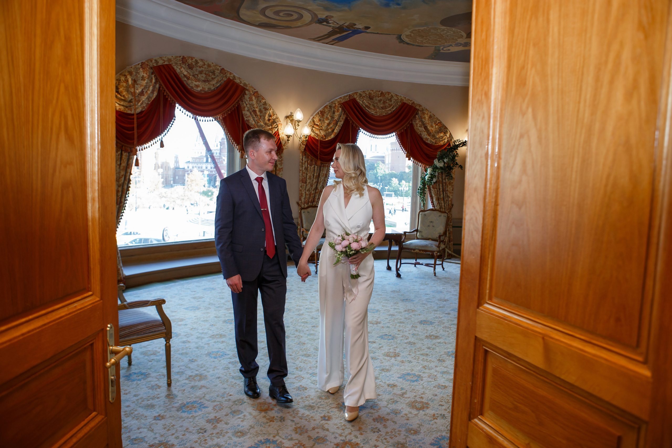 Торжественная регистрация брака в Отеле Националь. Фотография в Загсе Националь, Фотосессия в отеле Националь в Москве. Свадебная церемония.