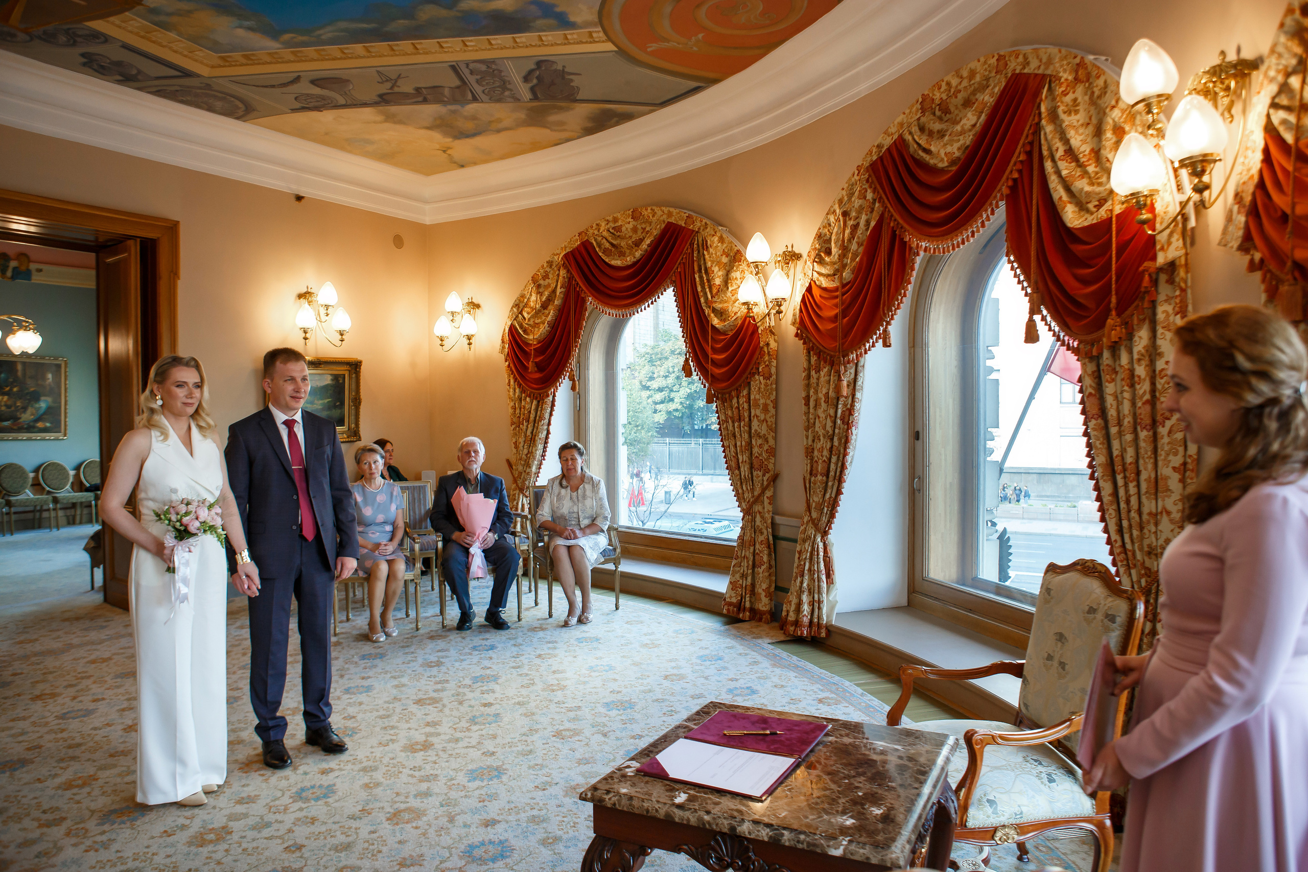 Регистрация брака в Отеле Националь. Фотография в Загсе Националь, Фотосессия в отеле Националь в Москве.