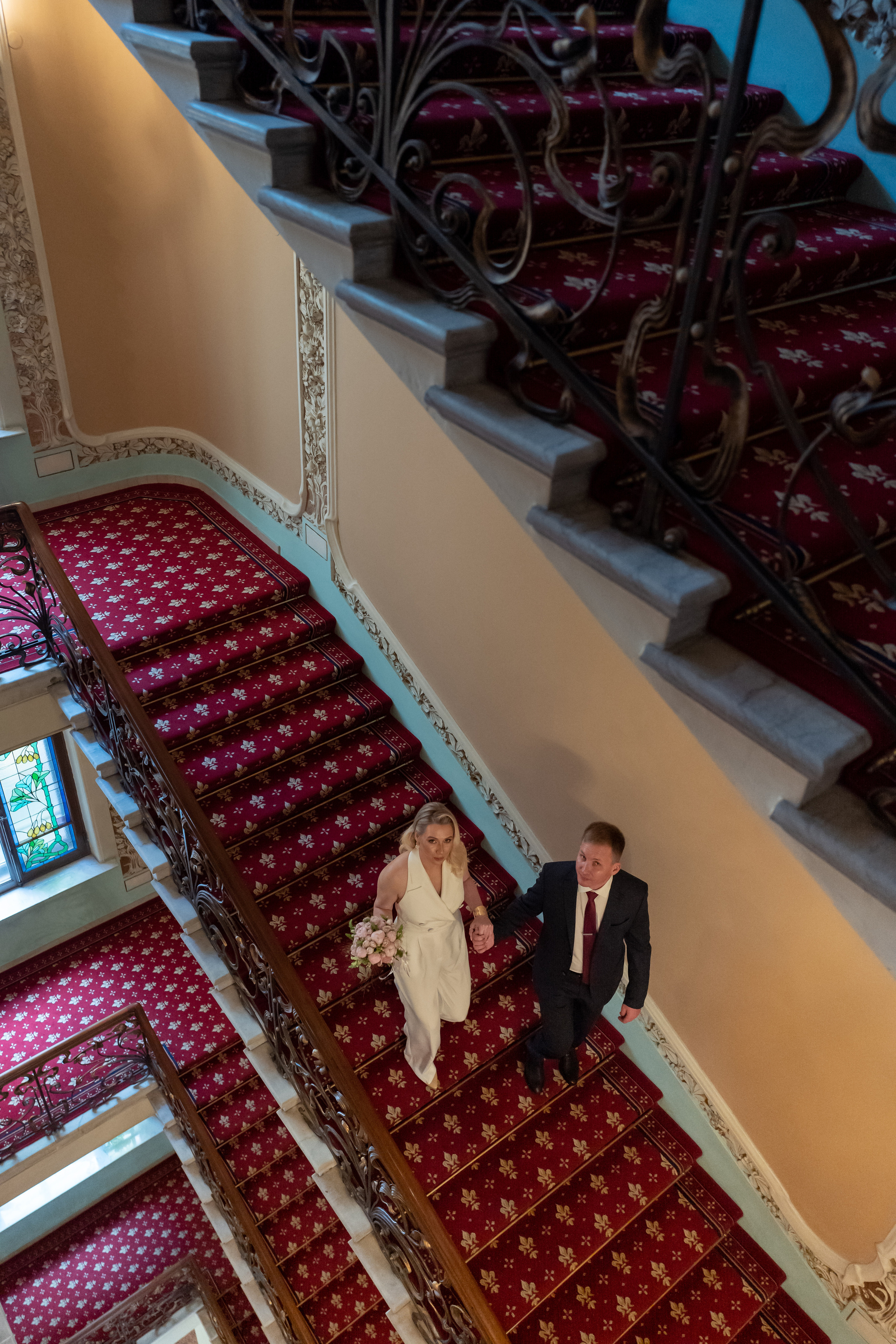 Торжественная регистрация брака в Отеле Националь. Фотография в Загсе Националь, Фотосессия в отеле Националь в Москве. Свадебная церемония. Фотосессия на лестнице в Загсе отеля Националь. Минималистичные, стильные фотографии со свадьбы в отеле Националь, фотограф Валентина Чемерилова