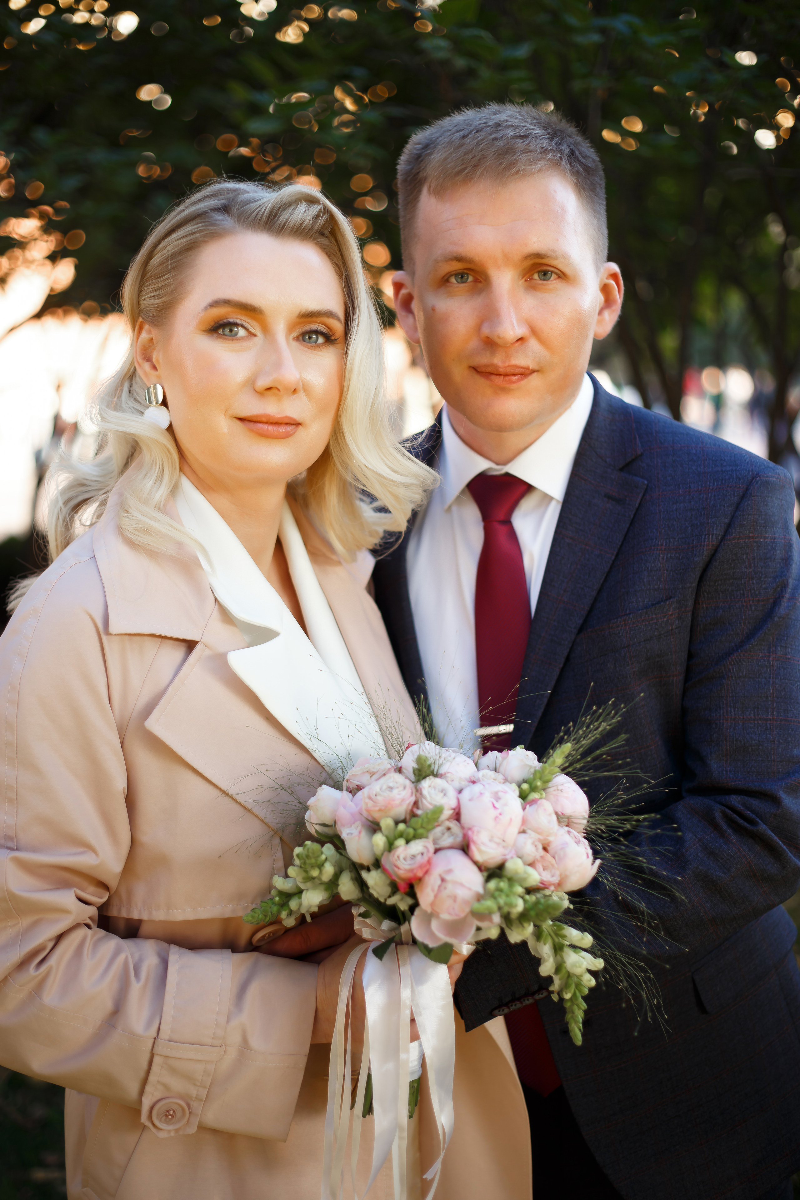 Торжественная регистрация брака в Отеле Националь. Фотография после регистрации в Загсе Националь, Фотосессия в отеле Националь в Москве. Свадебная церемония. Минималистичные, стильные фотографии со свадьбы в отеле Националь, фотограф Валентина Чемерилова