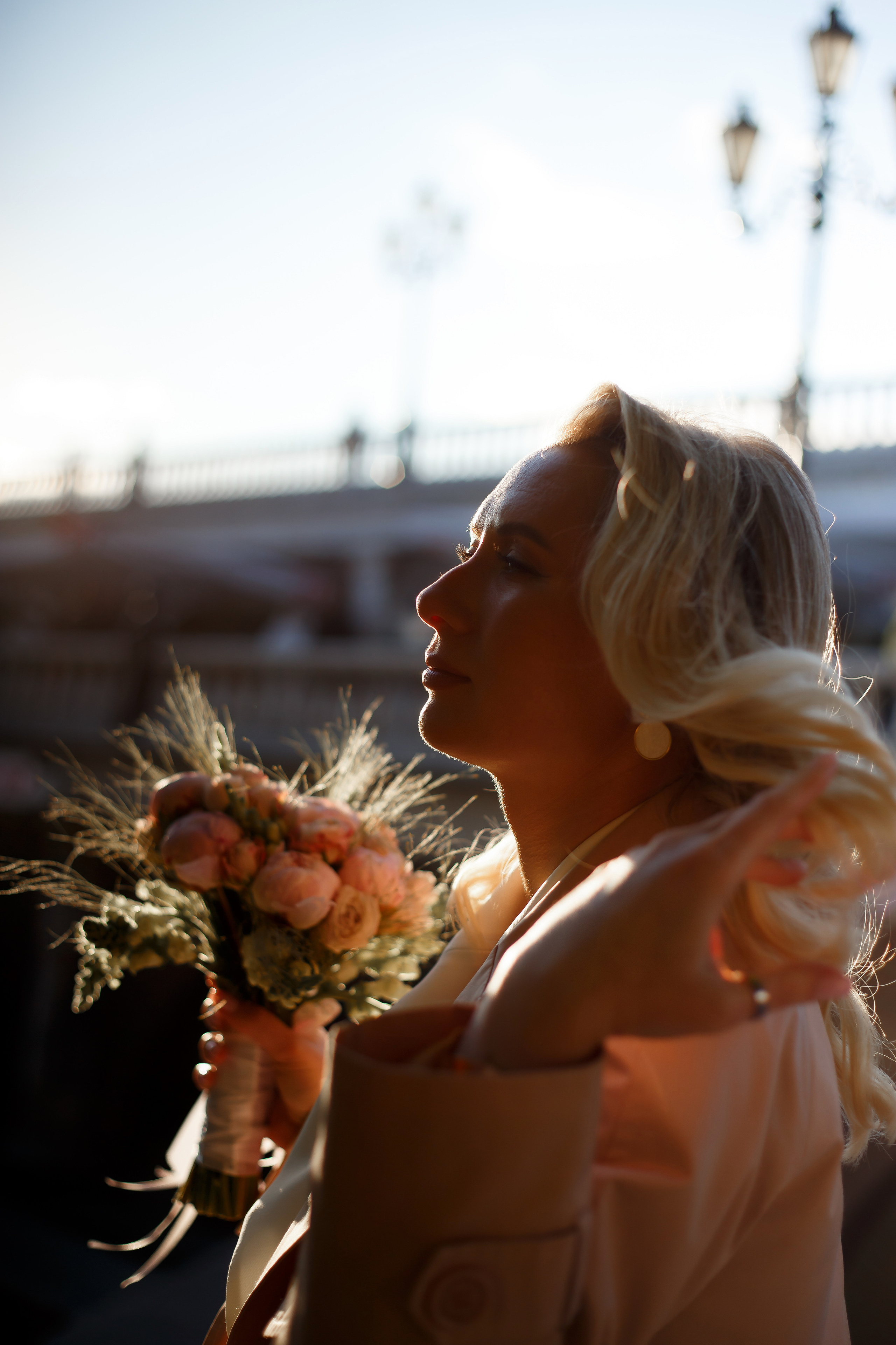 Торжественная регистрация брака в Отеле Националь. Фотография после регистрации в Загсе Националь, Фотосессия в отеле Националь в Москве. Свадебная церемония. Минималистичные, стильные фотографии со свадьбы в отеле Националь, фотограф Валентина Чемерилова