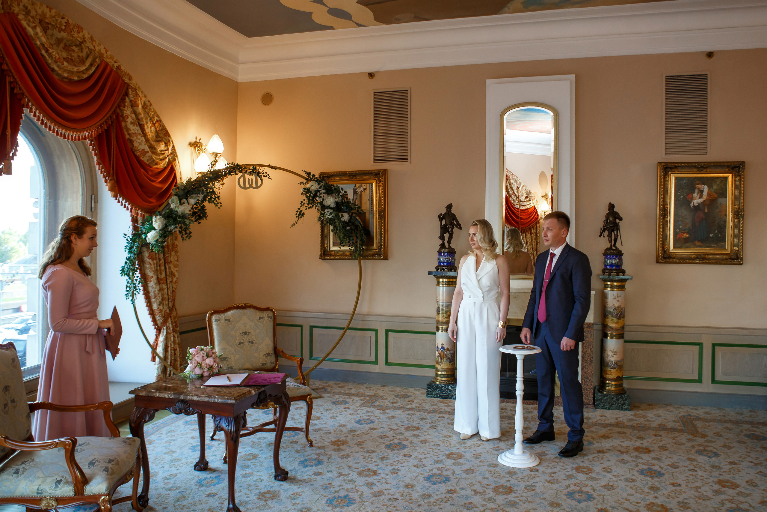 Торжественная регистрация брака в Отеле Националь. Фотография в Загсе Националь, Фотосессия в отеле Националь в Москве. Свадебная церимония.