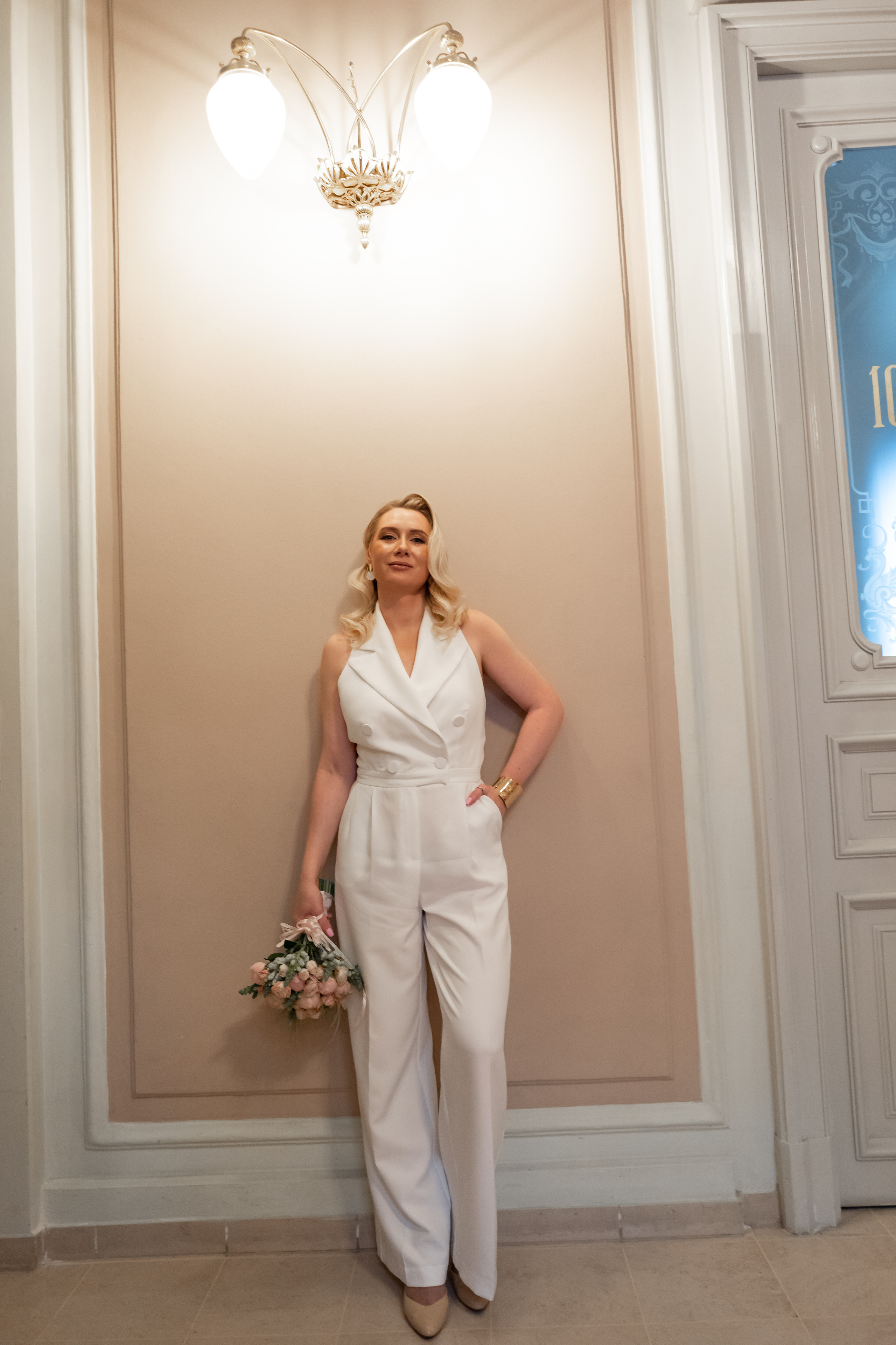 Торжественная регистрация брака в Отеле Националь. Фотография в Загсе Националь, Фотосессия в отеле Националь в Москве. Свадебная церемония. Фотосессия на лестнице в Загсе отеля Националь. Минималистичные, стильные фотографии со свадьбы в отеле Националь, фотограф Валентина Чемерилова