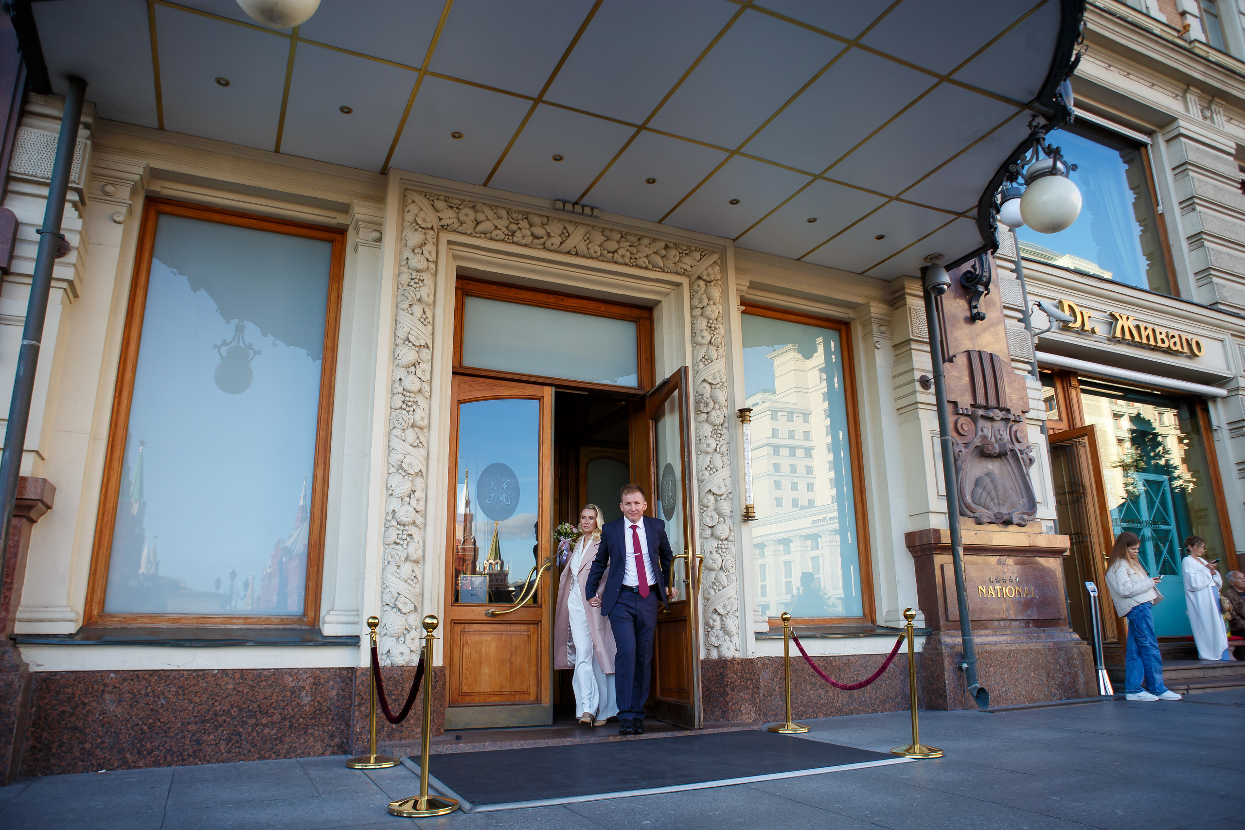 Торжественная регистрация брака в Отеле Националь. Фотография в Загсе Националь, Фотосессия в отеле Националь в Москве. Свадебная церемония. Фотосессия у входа в Загс отеля Националь. Минималистичные, стильные фотографии со свадьбы в отеле Националь, фотограф Валентина Чемерилова
